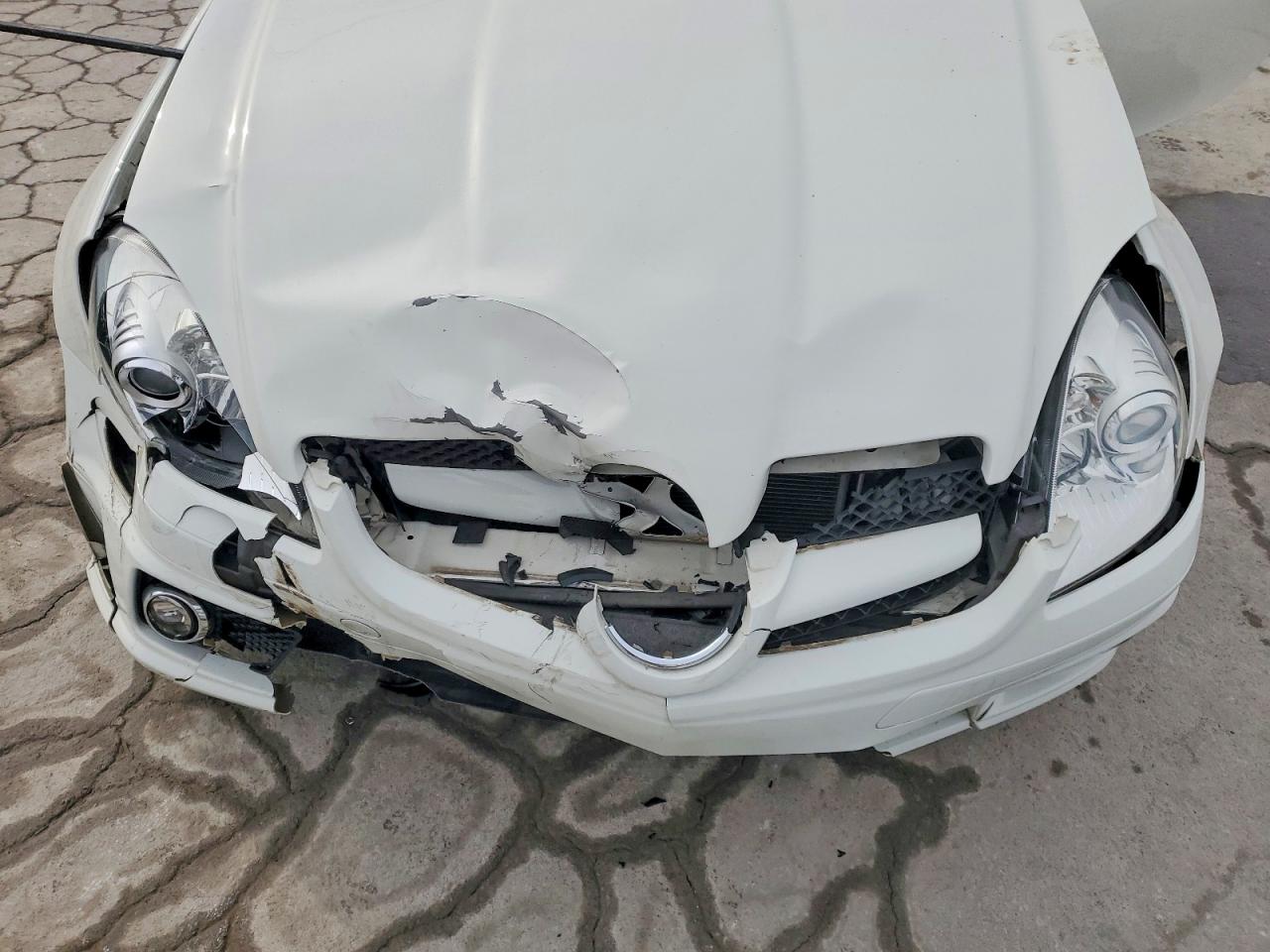2009 Mercedes-benz Slk 350 White vin: WDBWK58F99F196314