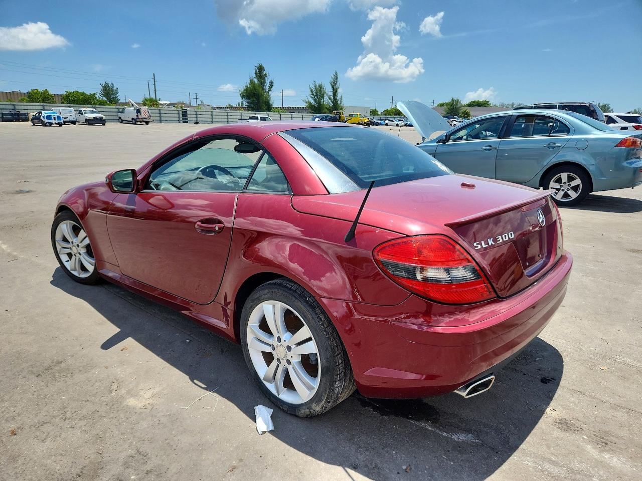 2011 Mercedes-benz Slk 300 Burgundy vin: WDBWK5EA0BF238447