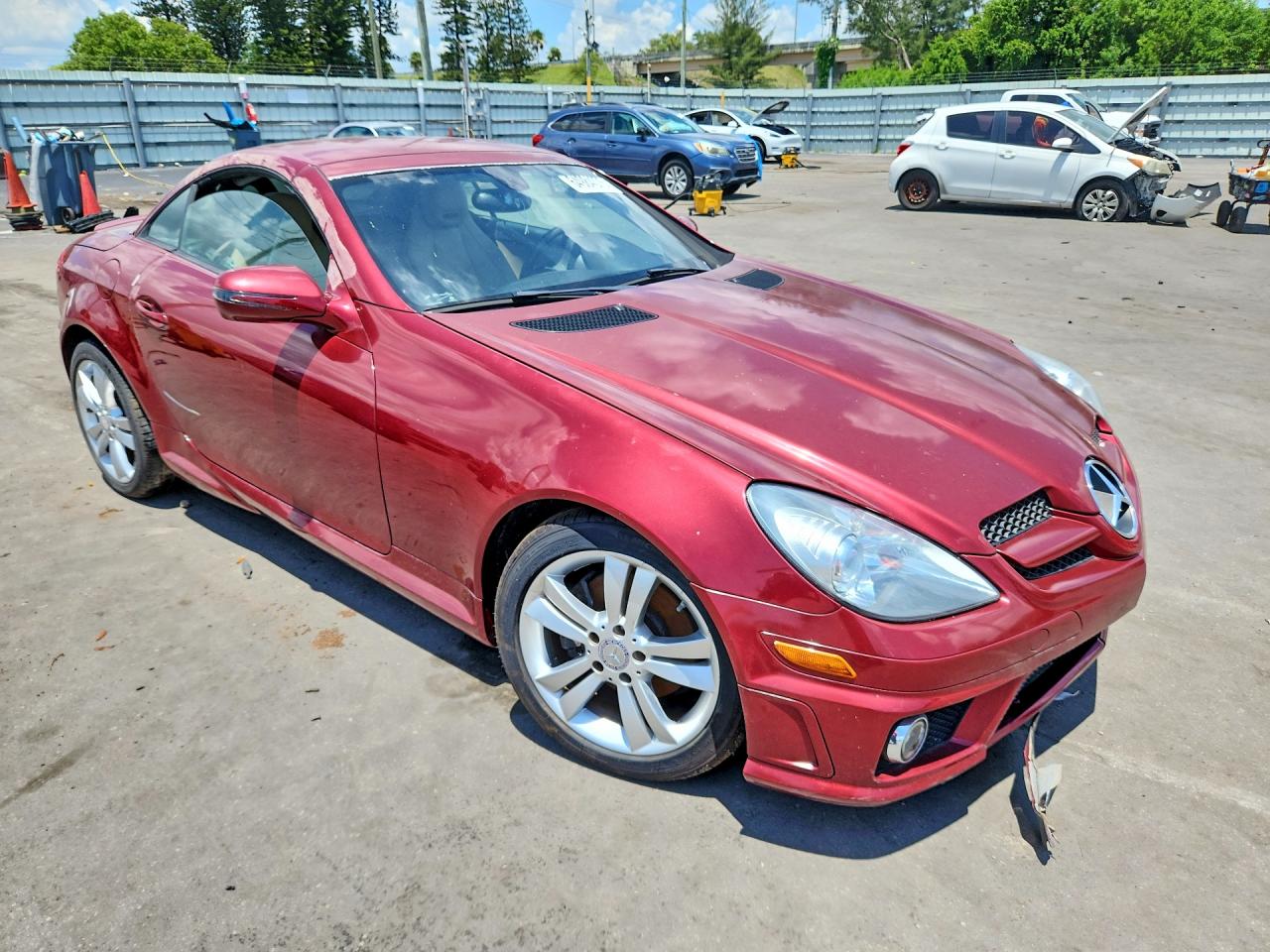 2011 Mercedes-benz Slk 300 Burgundy vin: WDBWK5EA0BF238447