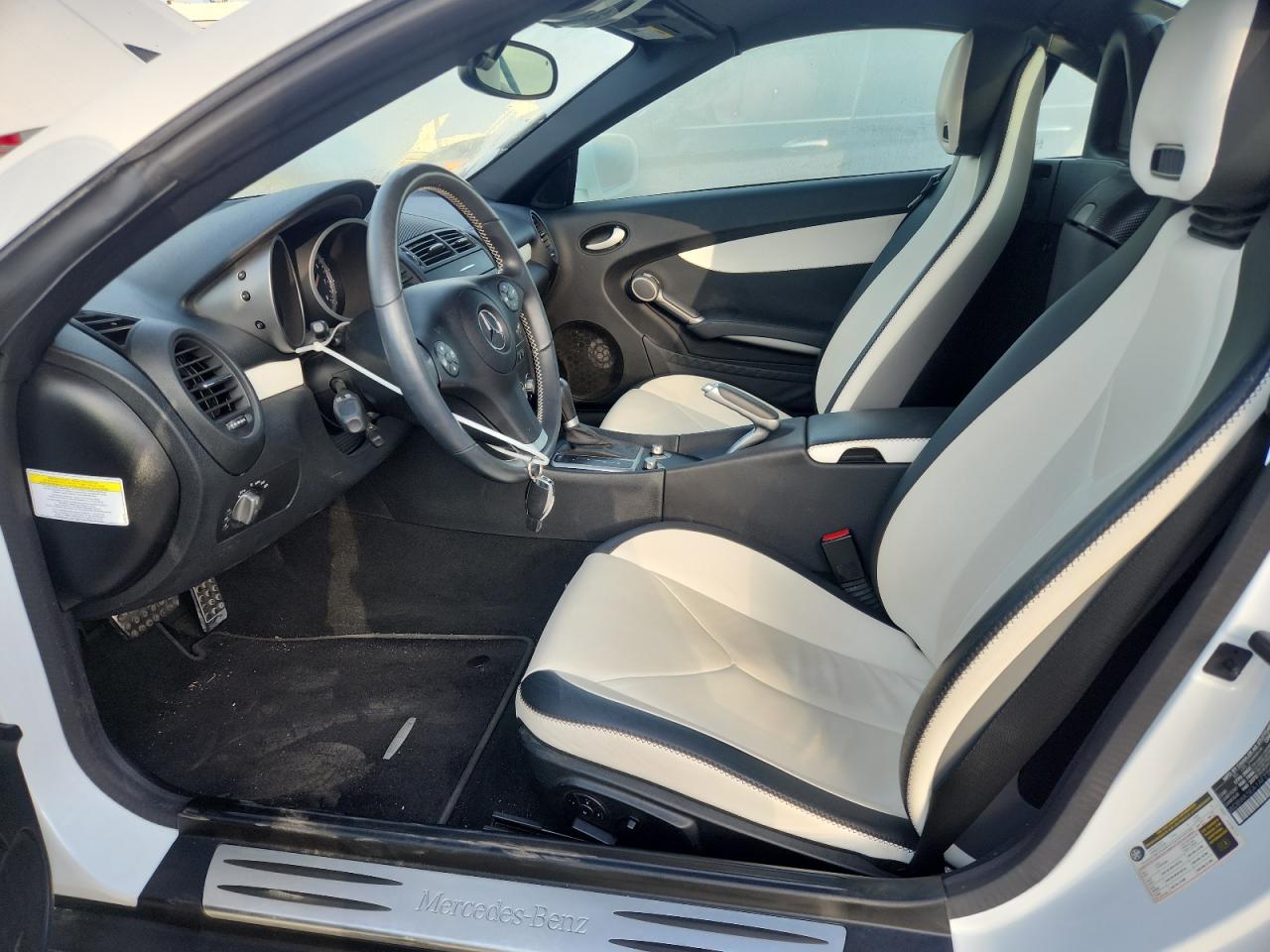 2010 Mercedes-benz Slk 300 White vin: WDBWK5EA1AF226080