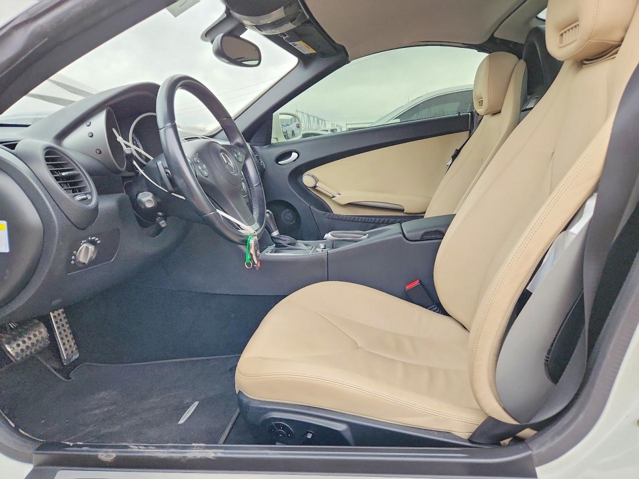 2011 Mercedes-benz Slk 300 White vin: WDBWK5EA3BF241584