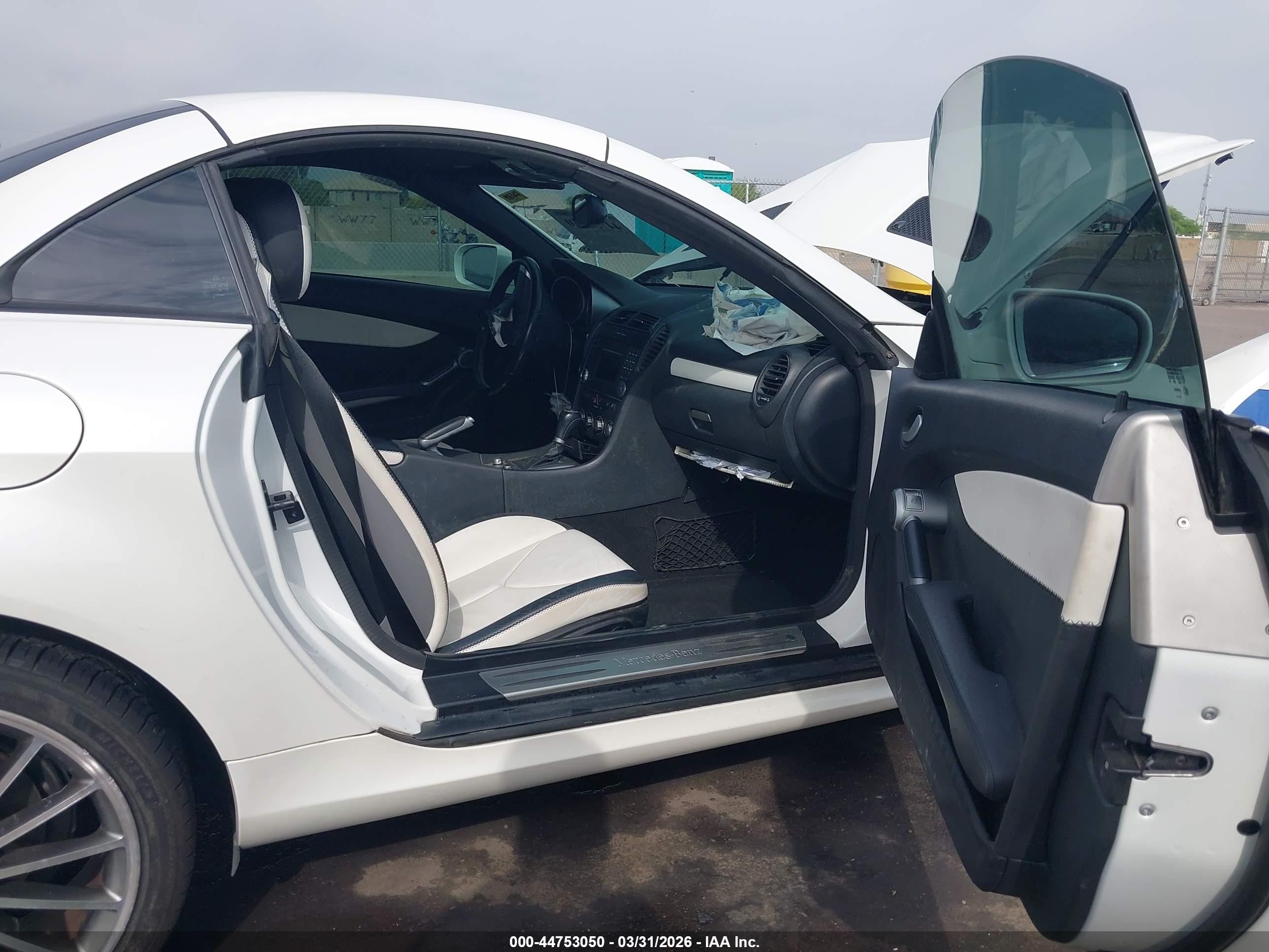 2010 Mercedes-benz Slk 300   White vin: WDBWK5EA5AF225515