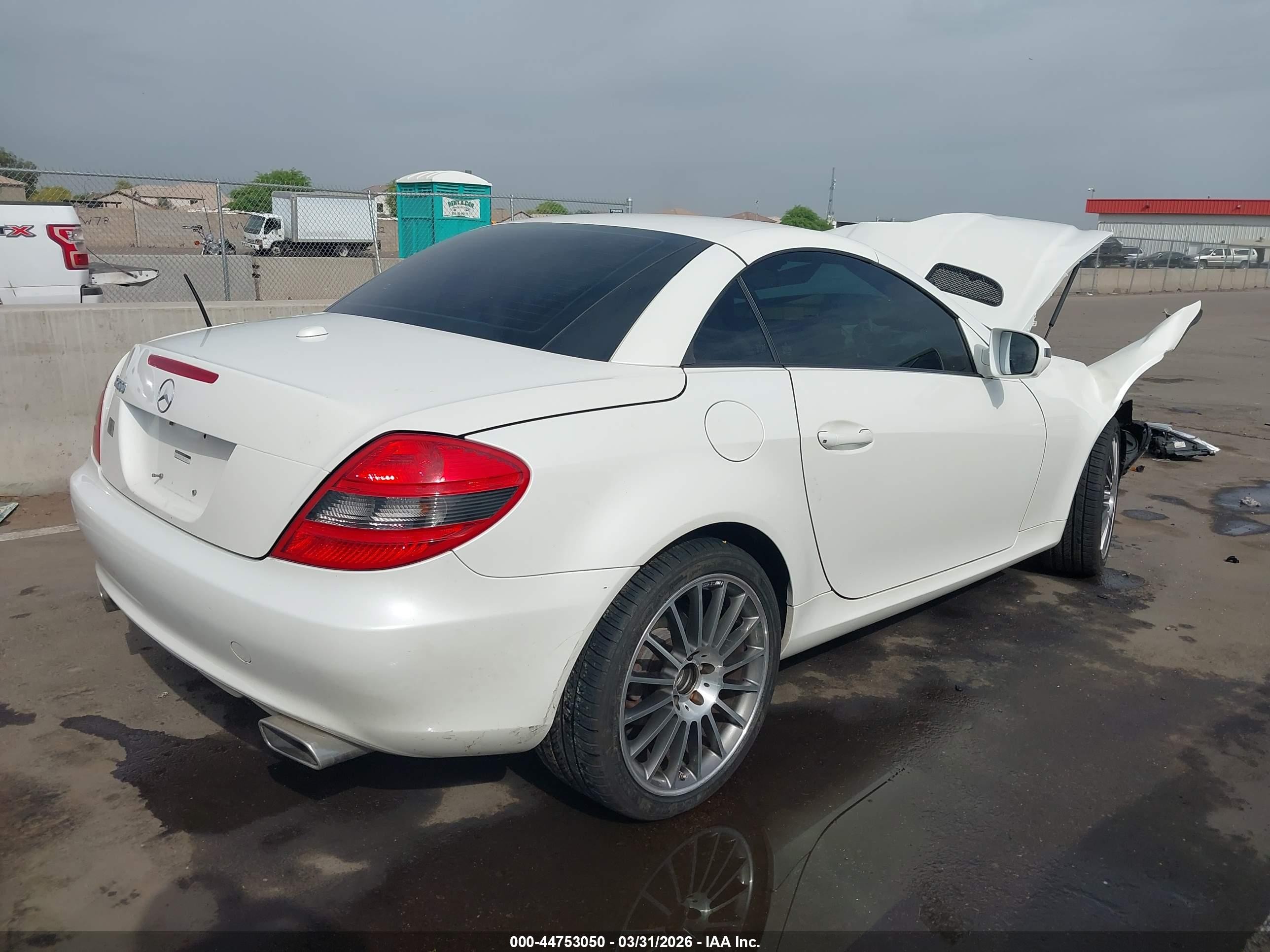 2010 Mercedes-benz Slk 300   White vin: WDBWK5EA5AF225515