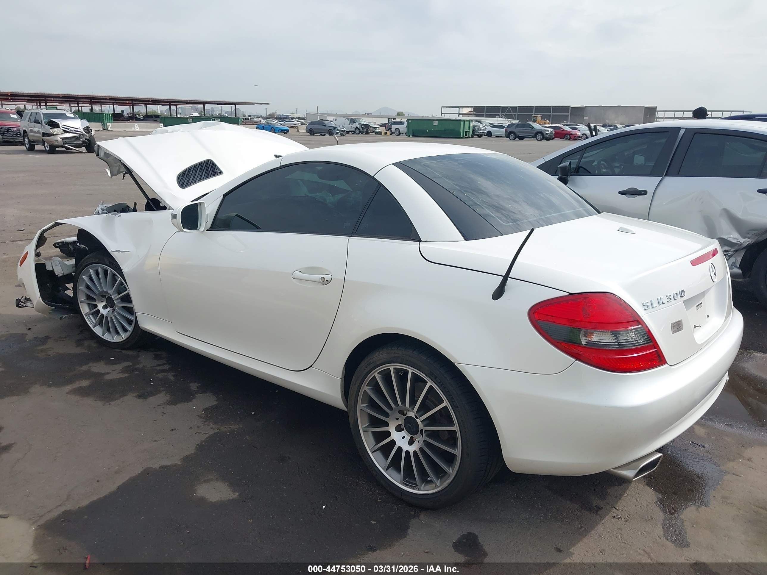 2010 Mercedes-benz Slk 300   White vin: WDBWK5EA5AF225515