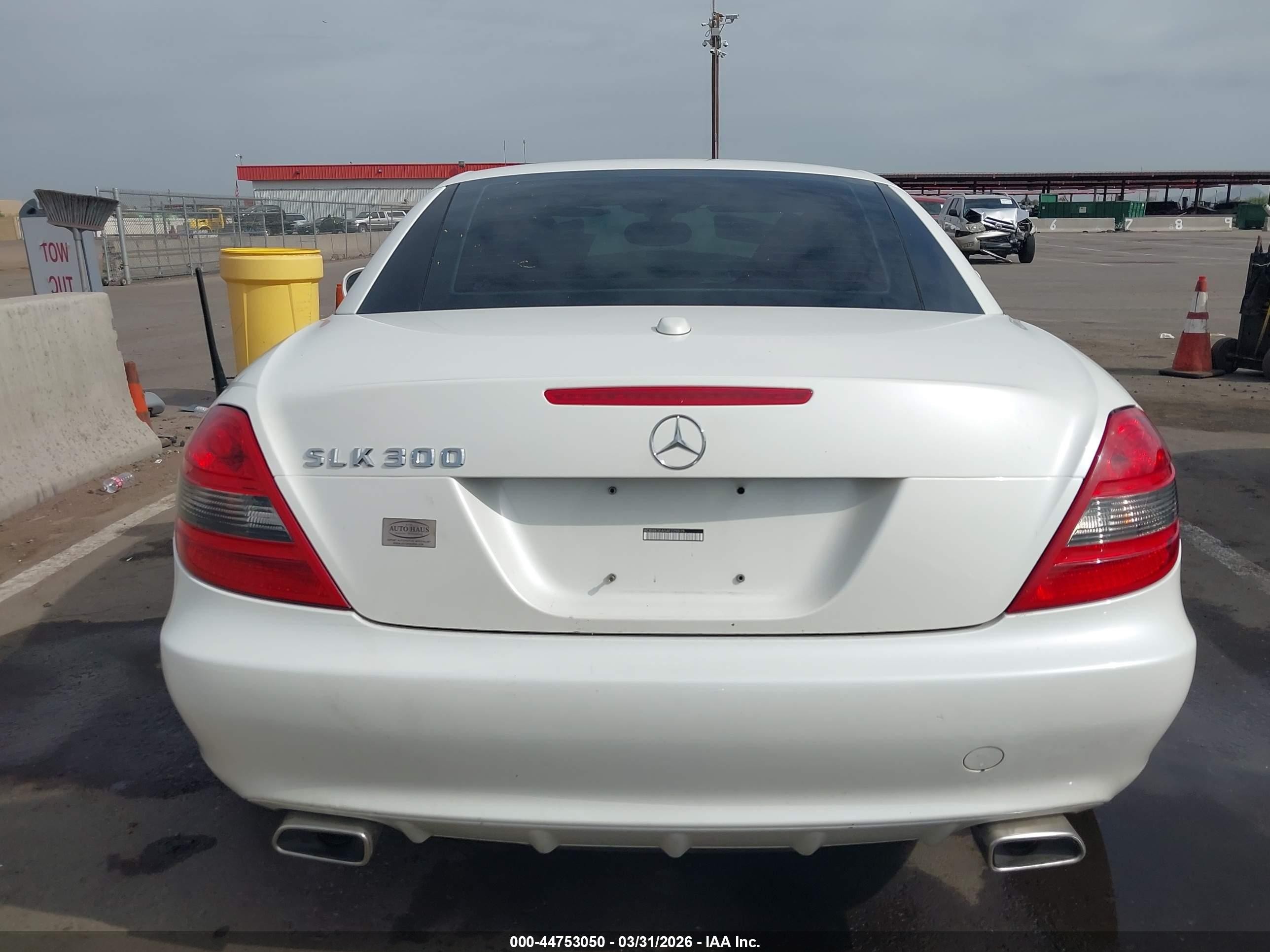2010 Mercedes-benz Slk 300   White vin: WDBWK5EA5AF225515