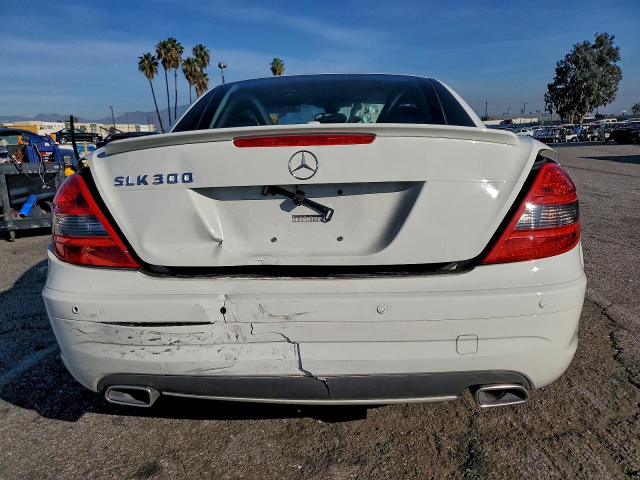2011 Mercedes-benz Slk 300 White vin: WDBWK5EA7BF239661