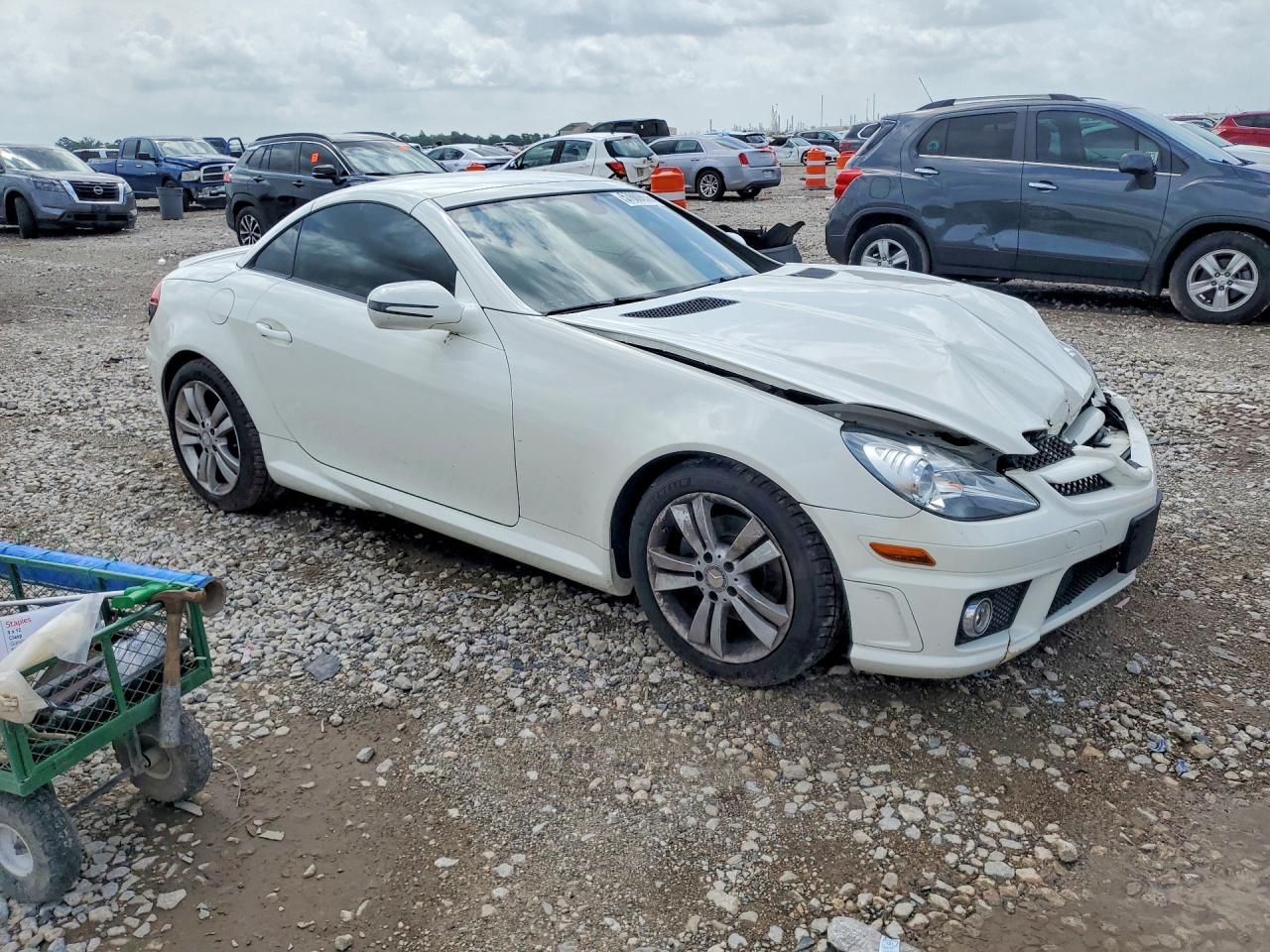 2011 Mercedes-benz Slk 300 White vin: WDBWK5EA9BF239032