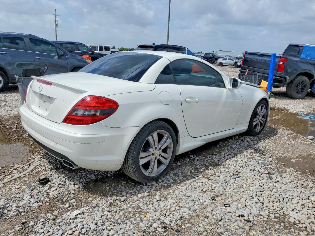 2011 Mercedes-benz Slk 300 White vin: WDBWK5EA9BF239032