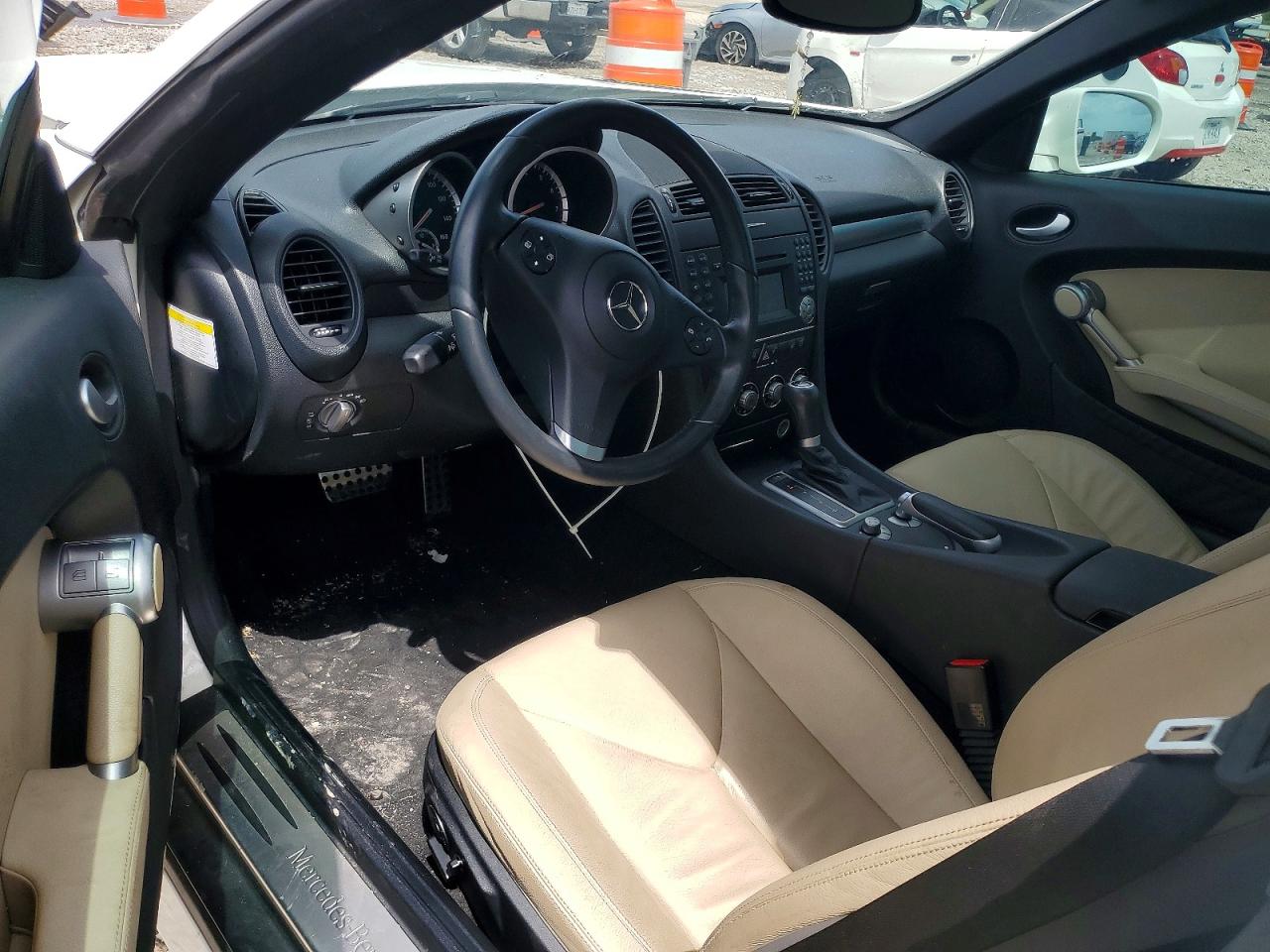 2011 Mercedes-benz Slk 300 White vin: WDBWK5EA9BF239032