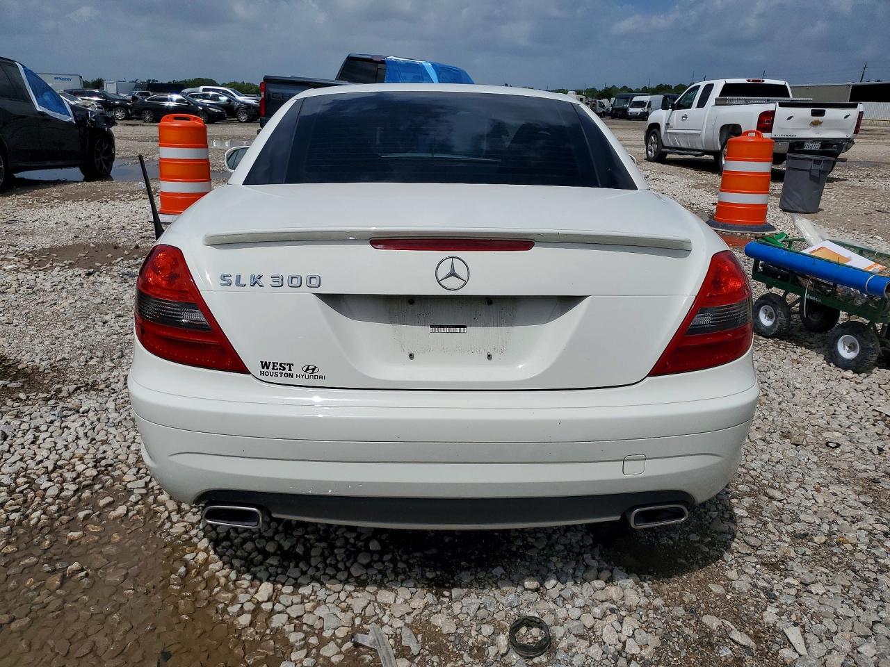2011 Mercedes-benz Slk 300 White vin: WDBWK5EA9BF239032