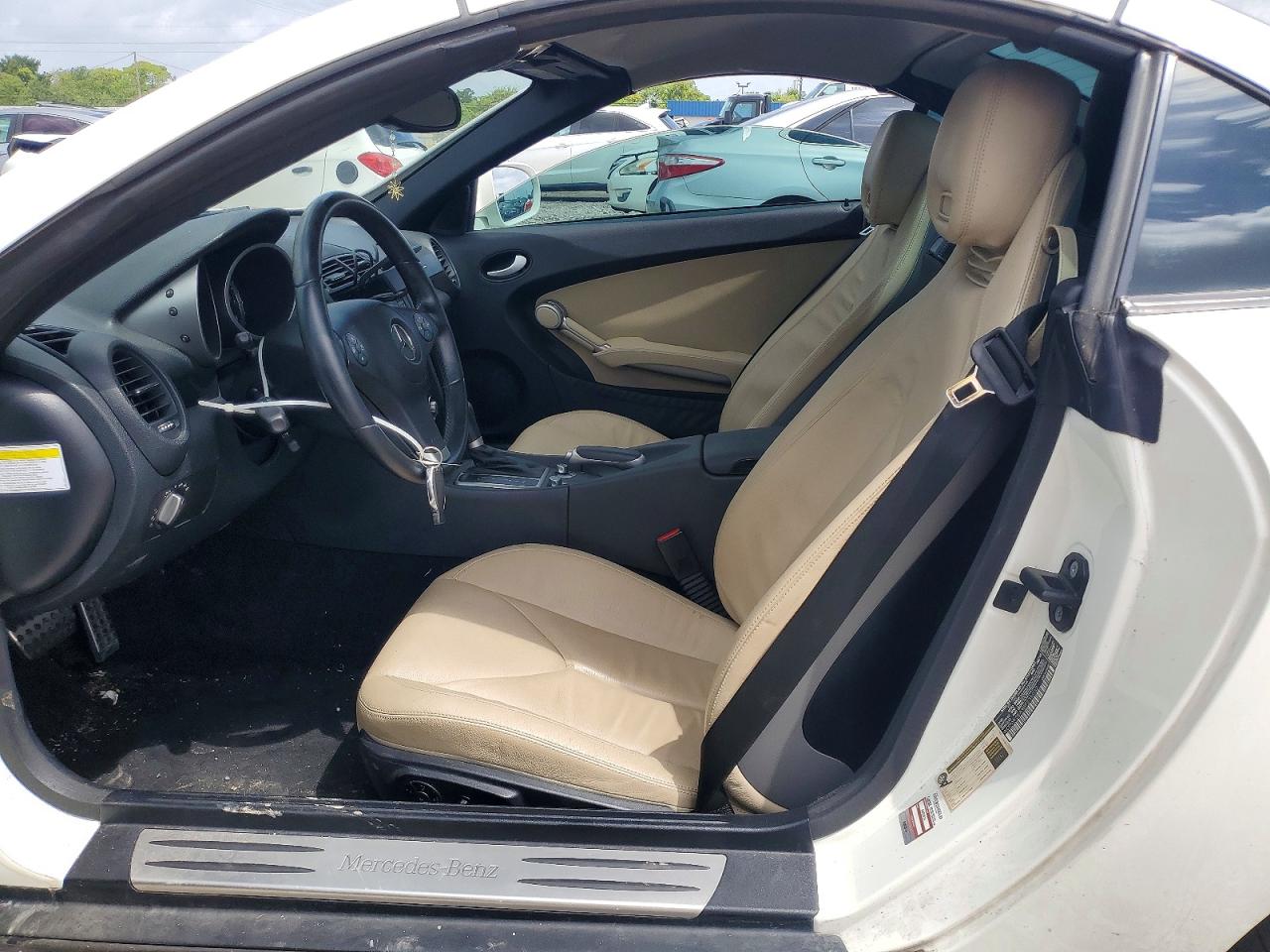 2011 Mercedes-benz Slk 300 White vin: WDBWK5EA9BF239032