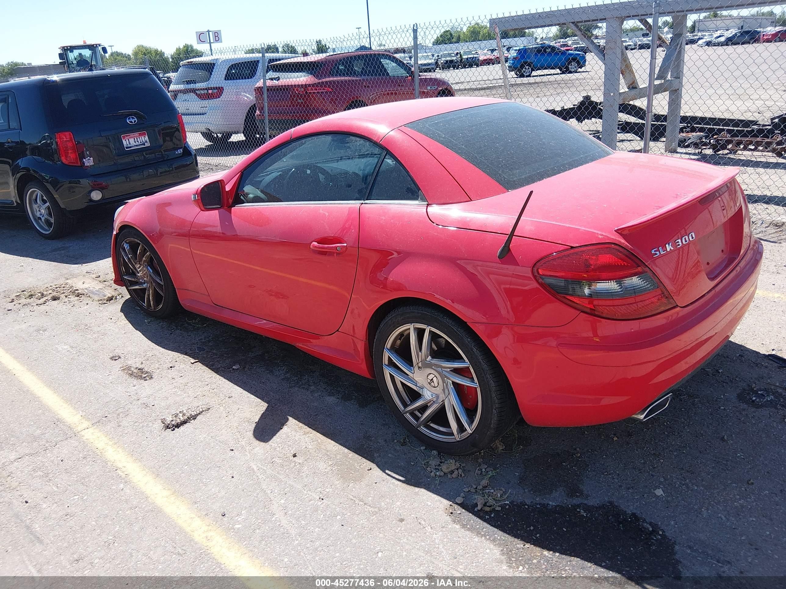 2011 Mercedes-benz Slk 300   Red vin: WDBWK5EA9BF240889