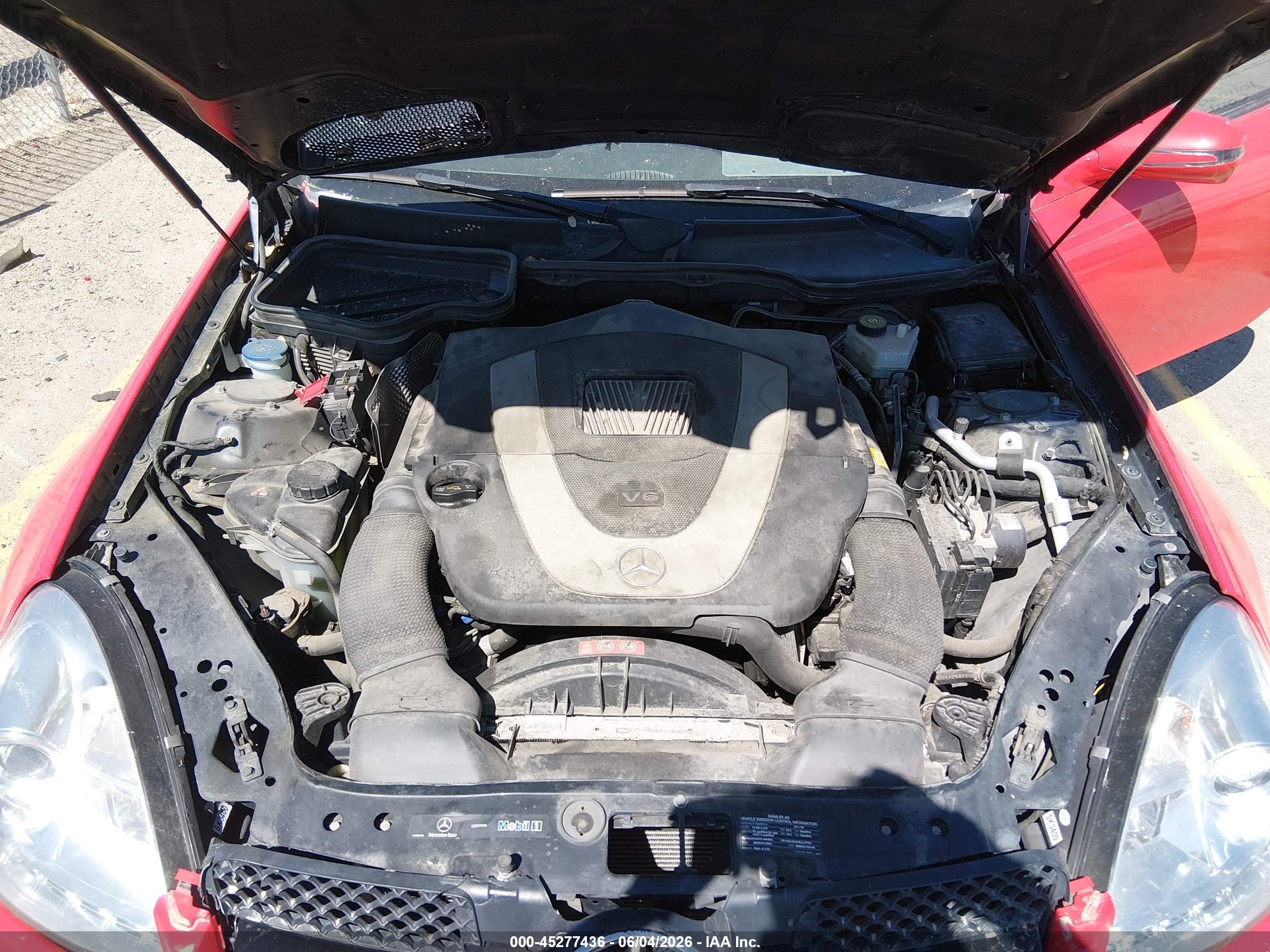 2011 Mercedes-benz Slk 300   Red vin: WDBWK5EA9BF240889
