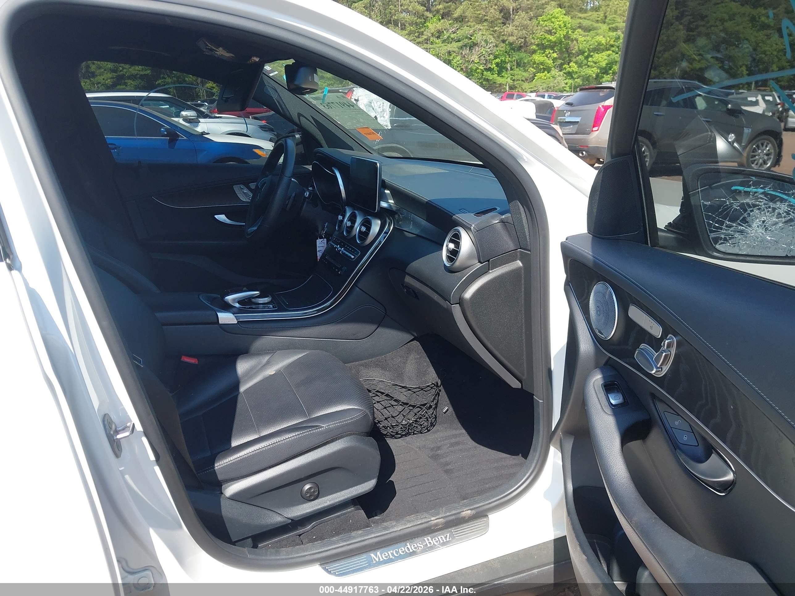 2017 Mercedes-benz Glc 300   White vin: WDC0G4JB1HF134392