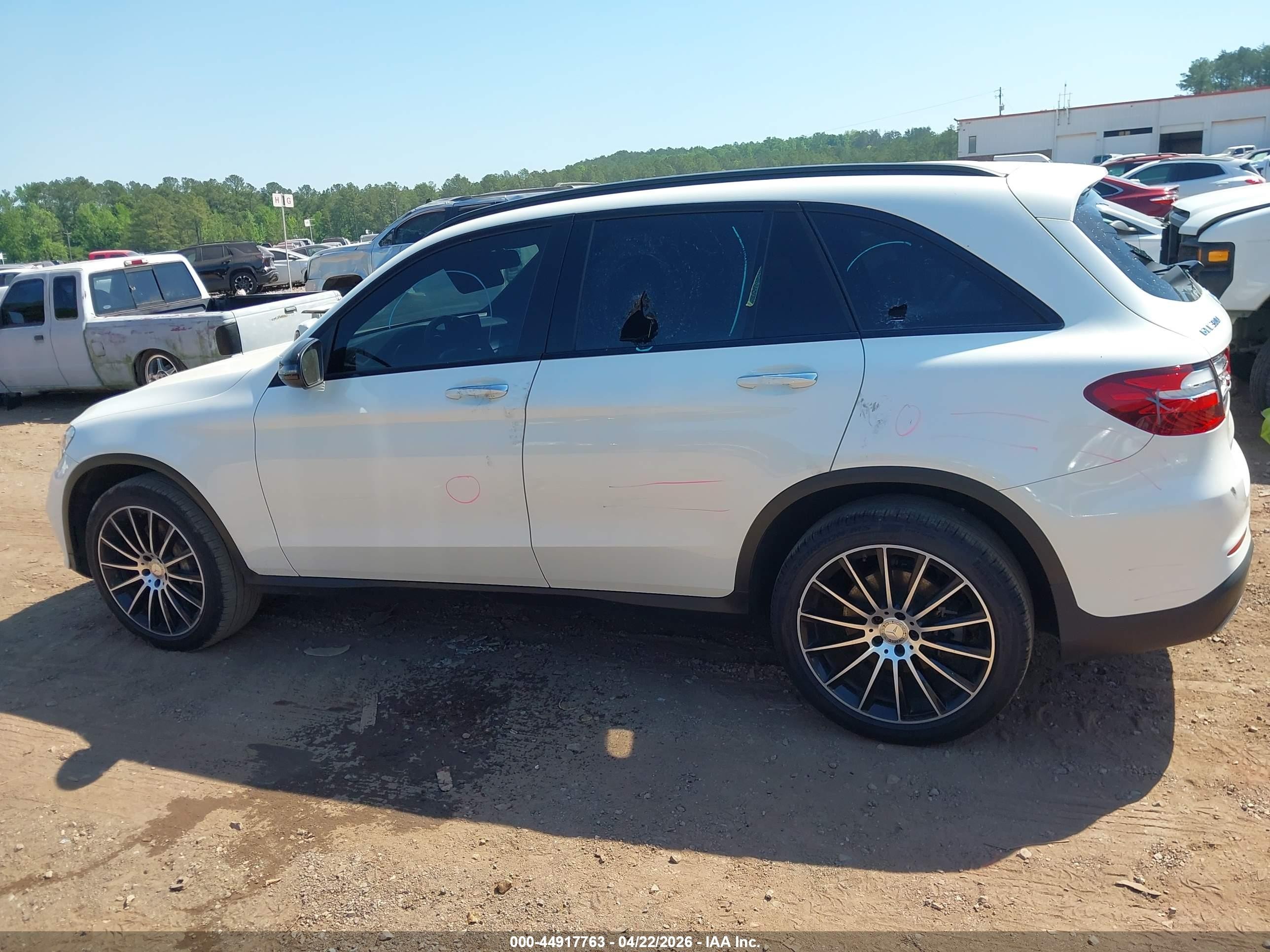 2017 Mercedes-benz Glc 300   White vin: WDC0G4JB1HF134392