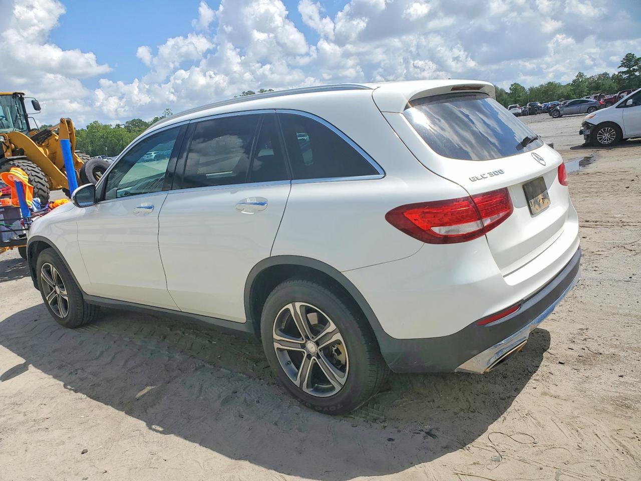 2017 Mercedes-benz Glc 300 White vin: WDC0G4JB1HF190879