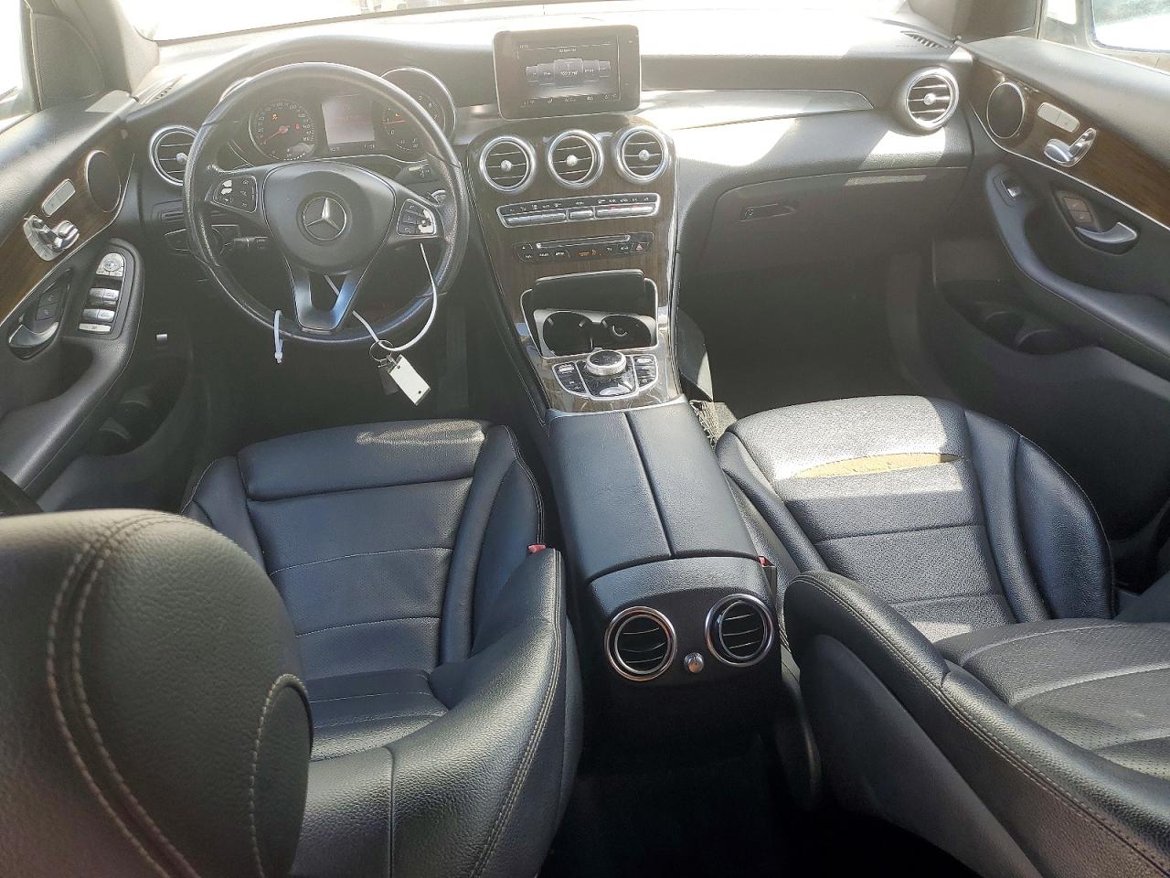 2017 Mercedes-benz Glc 300 White vin: WDC0G4JB1HF190879