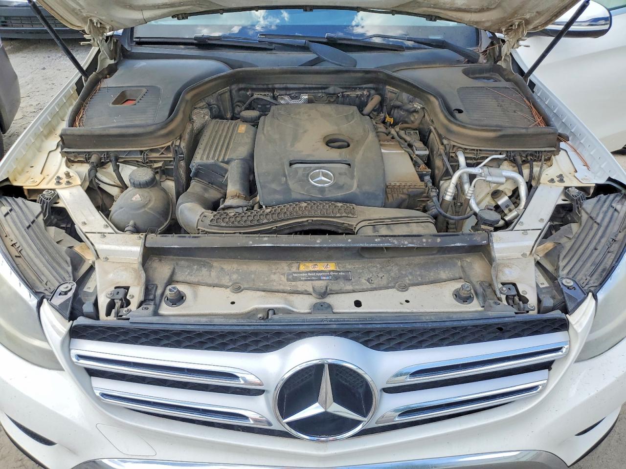 2017 Mercedes-benz Glc 300 White vin: WDC0G4JB1HF190879