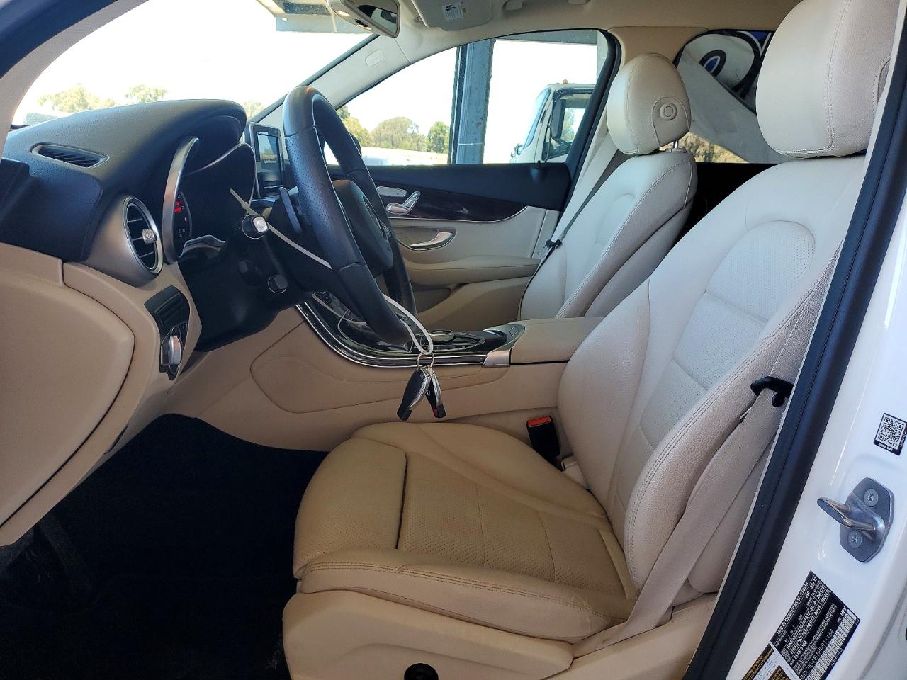 2017 Mercedes-benz Glc 300 White vin: WDC0G4JB1HV011164