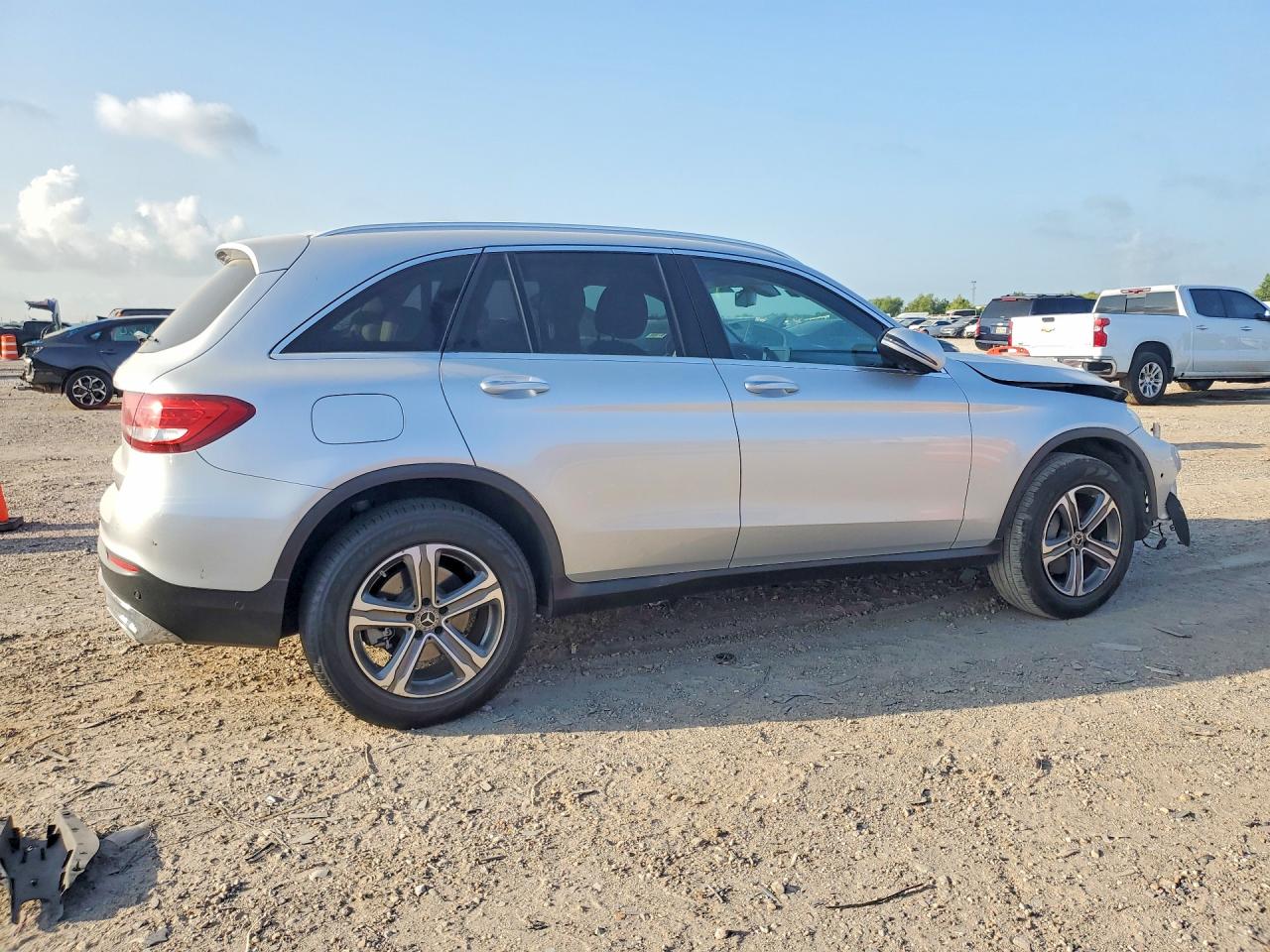 2018 Mercedes-benz Glc 300 Silver vin: WDC0G4JB1JV047524