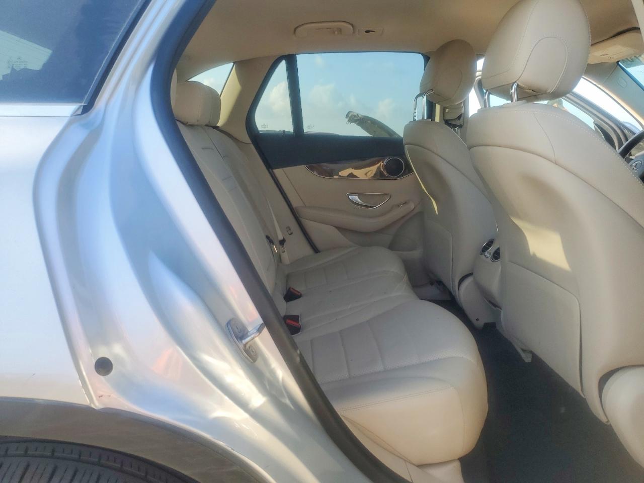 2018 Mercedes-benz Glc 300 Silver vin: WDC0G4JB1JV047524