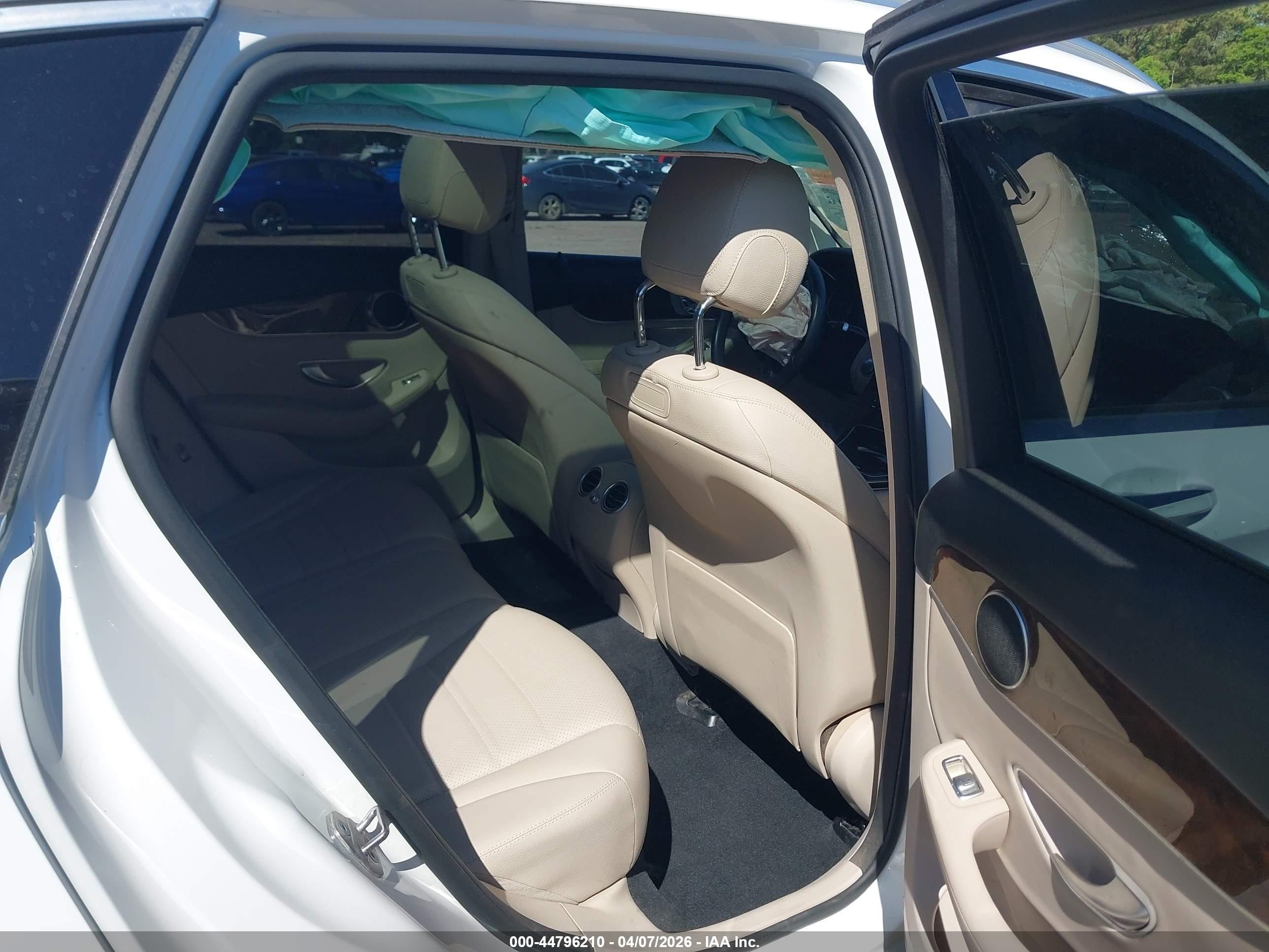2018 Mercedes-benz Glc 300   White vin: WDC0G4JB2JV022387