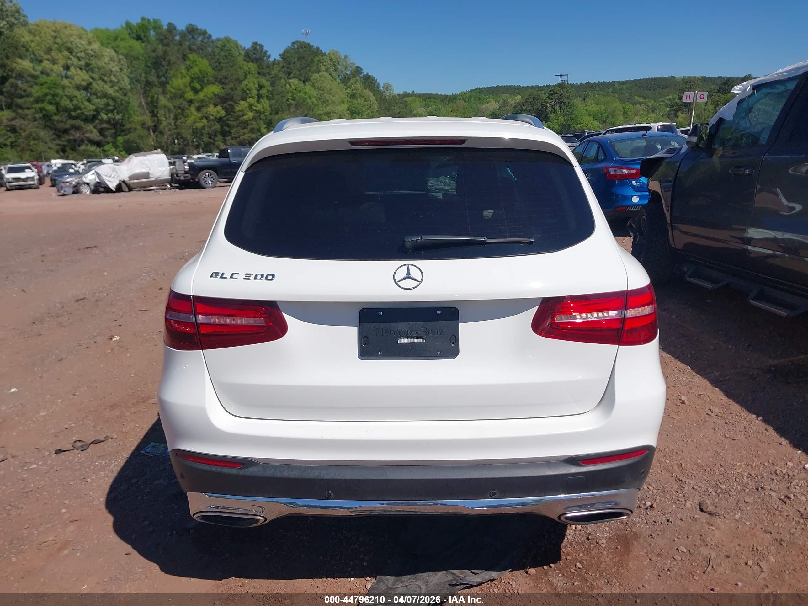 2018 Mercedes-benz Glc 300   White vin: WDC0G4JB2JV022387