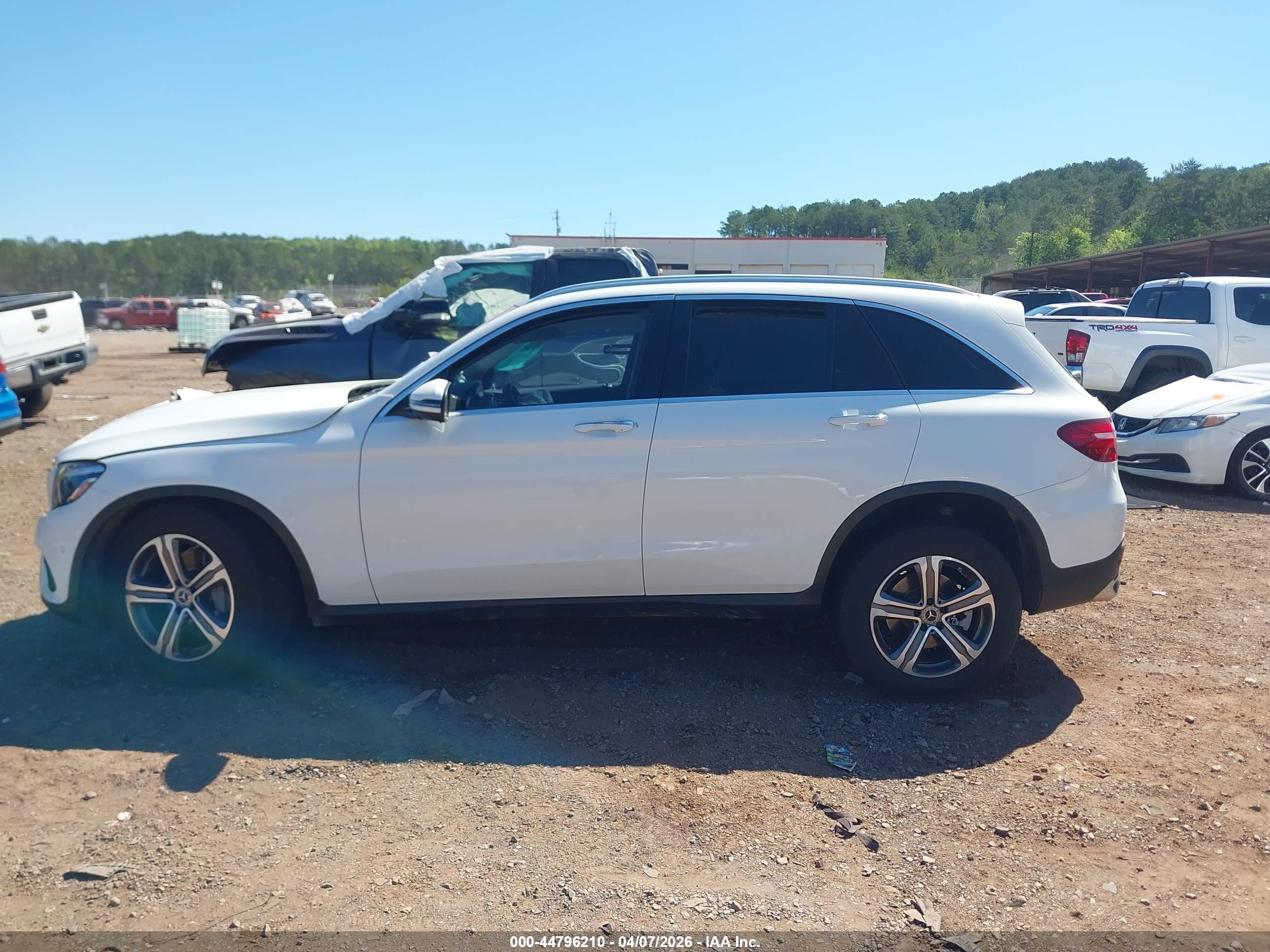 2018 Mercedes-benz Glc 300   White vin: WDC0G4JB2JV022387