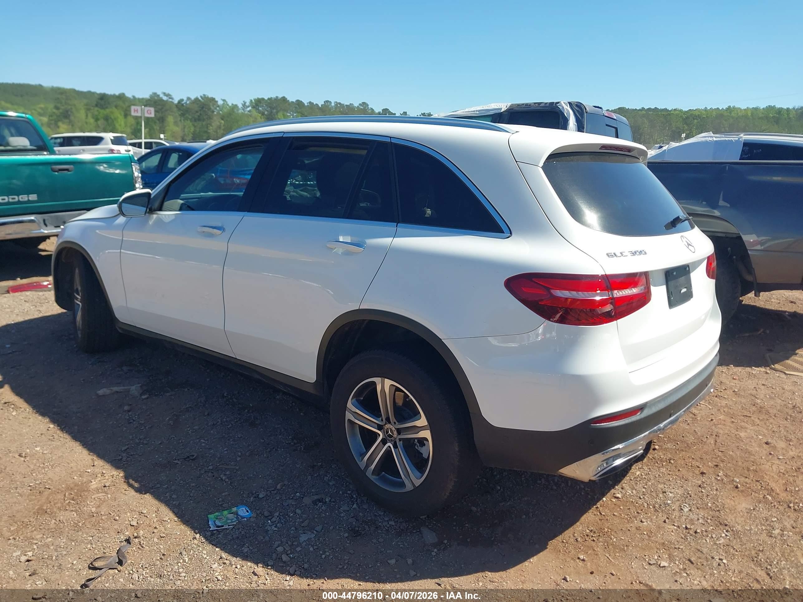 2018 Mercedes-benz Glc 300   White vin: WDC0G4JB2JV022387