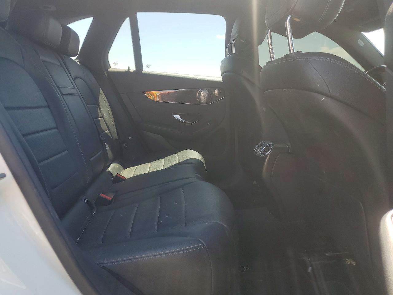 2017 Mercedes-benz Glc 300 White vin: WDC0G4JB3HF193315
