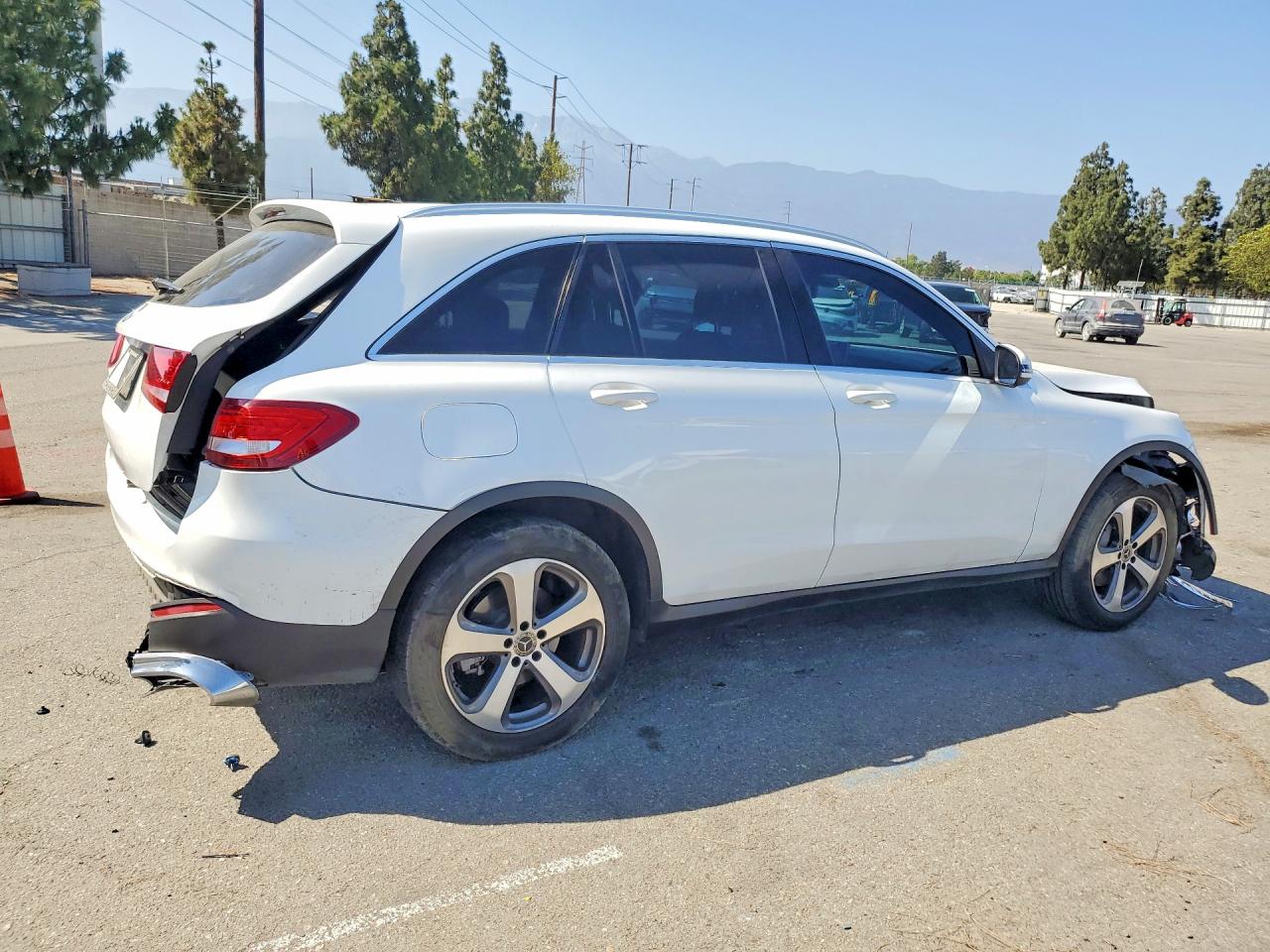 2018 Mercedes-benz Glc 300 White vin: WDC0G4JB4JV079352
