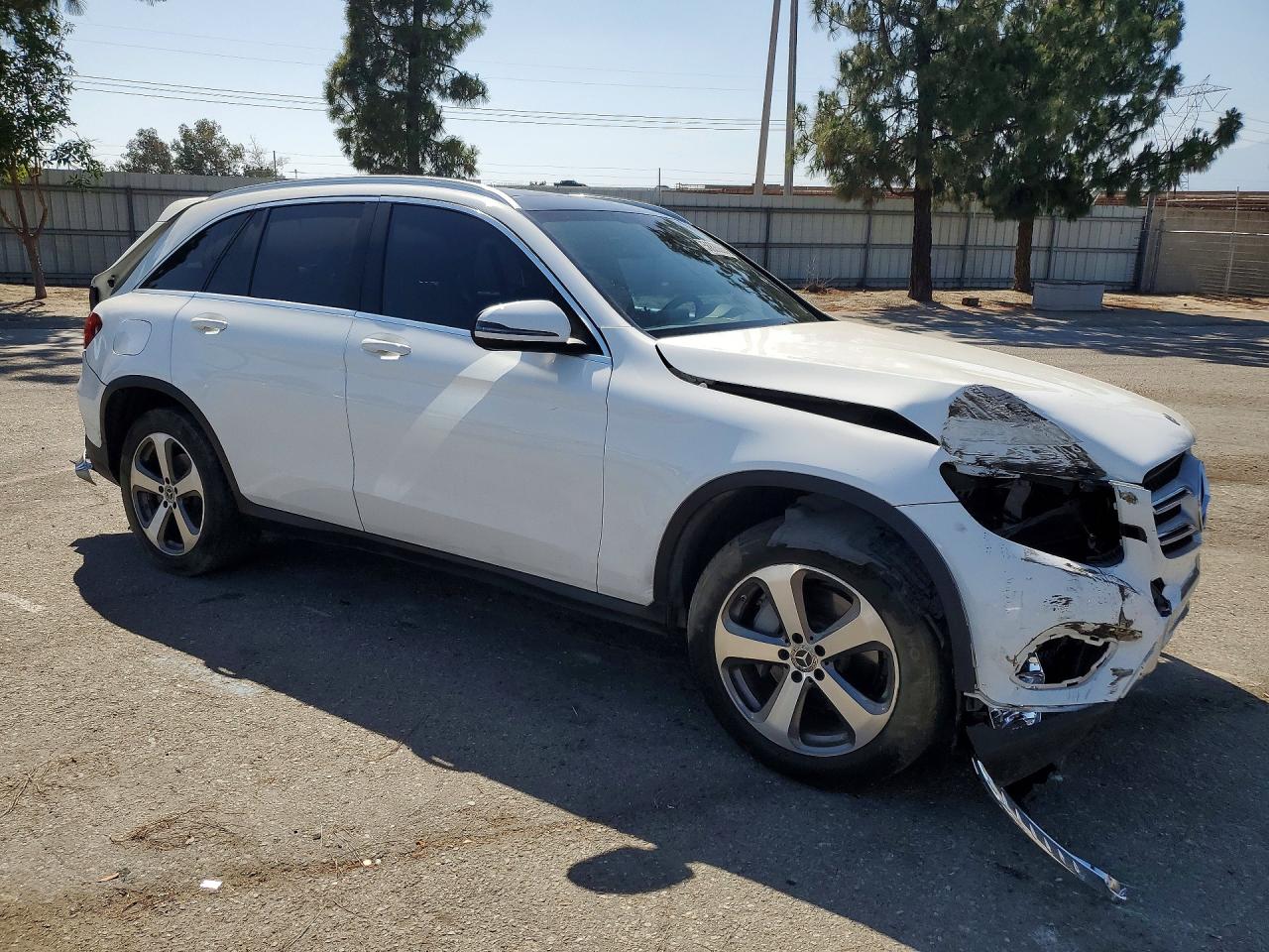 2018 Mercedes-benz Glc 300 White vin: WDC0G4JB4JV079352