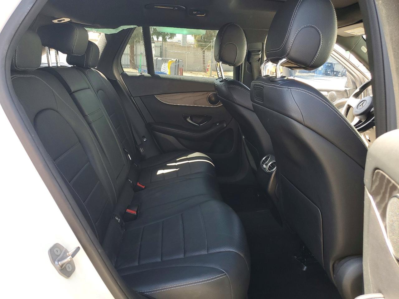 2018 Mercedes-benz Glc 300 White vin: WDC0G4JB4JV079352