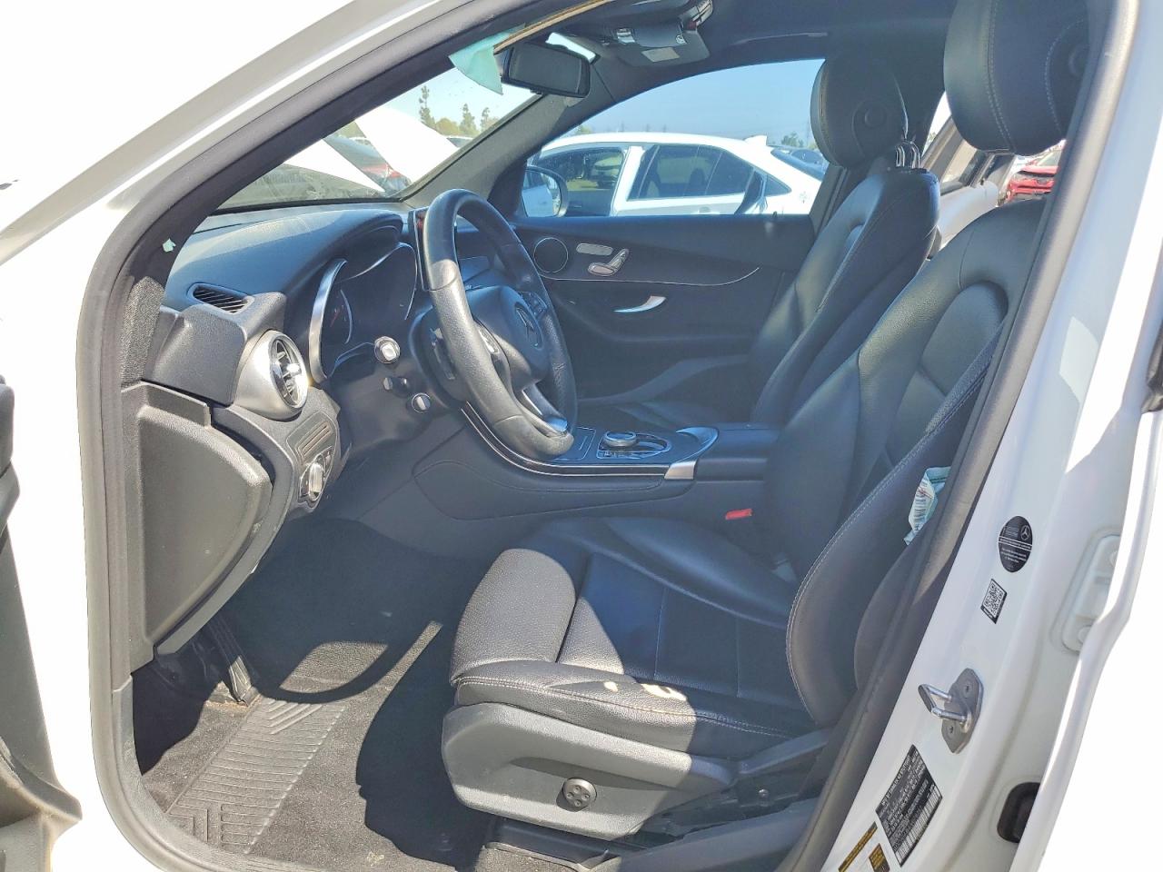 2018 Mercedes-benz Glc 300 White vin: WDC0G4JB4JV079352