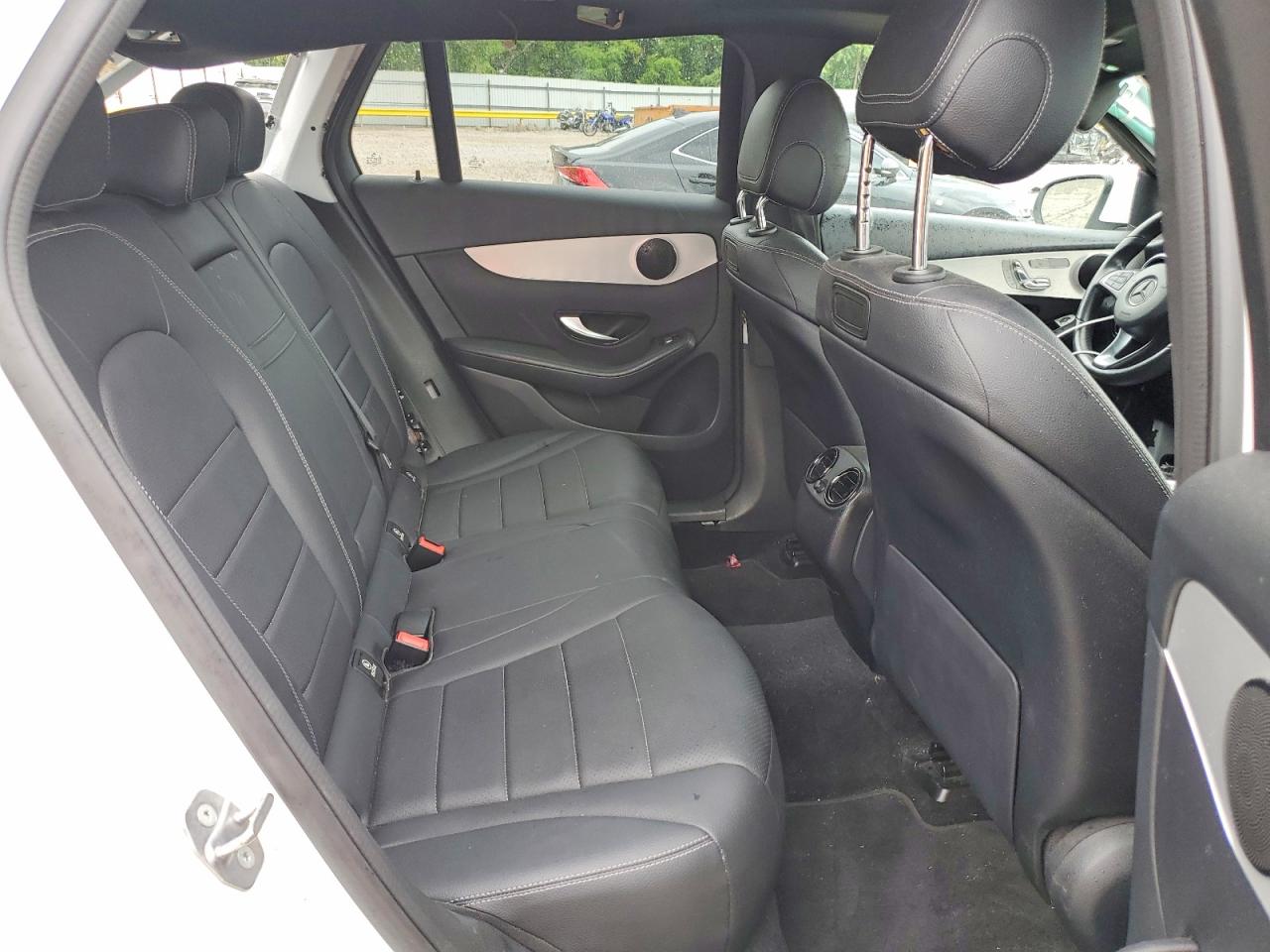 2019 Mercedes-benz Glc 300 White vin: WDC0G4JB4KF605295