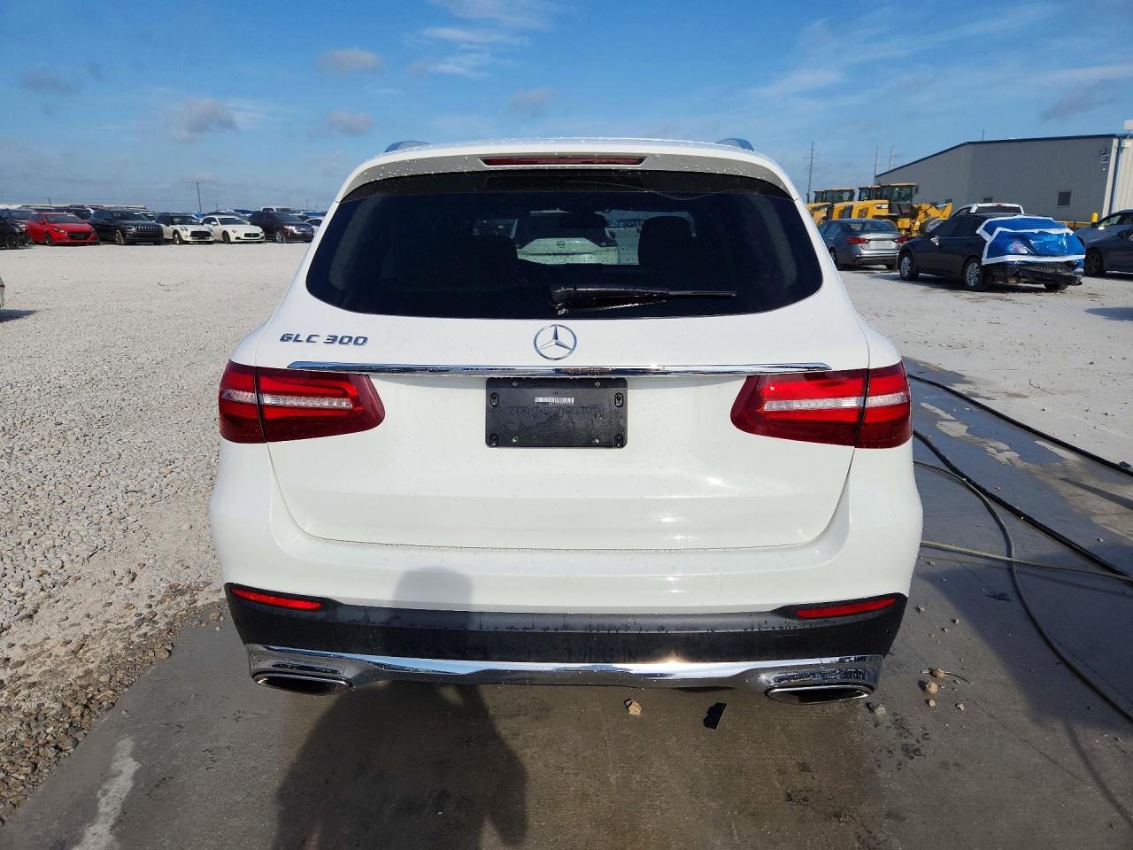 2018 Mercedes-benz Glc 300 White vin: WDC0G4JB5JV079120