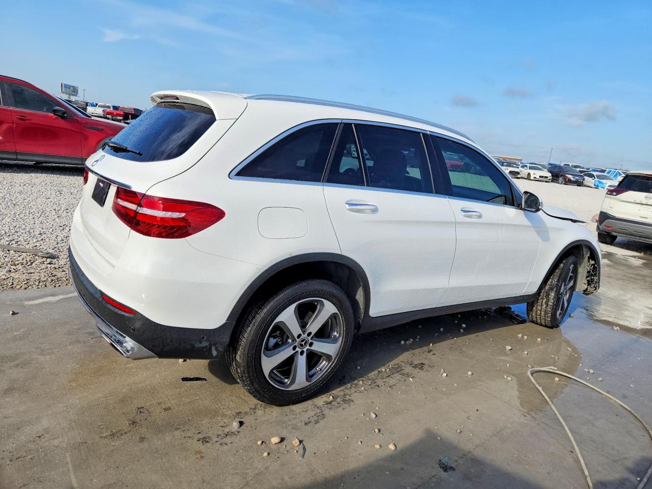 2018 Mercedes-benz Glc 300 White vin: WDC0G4JB5JV079120