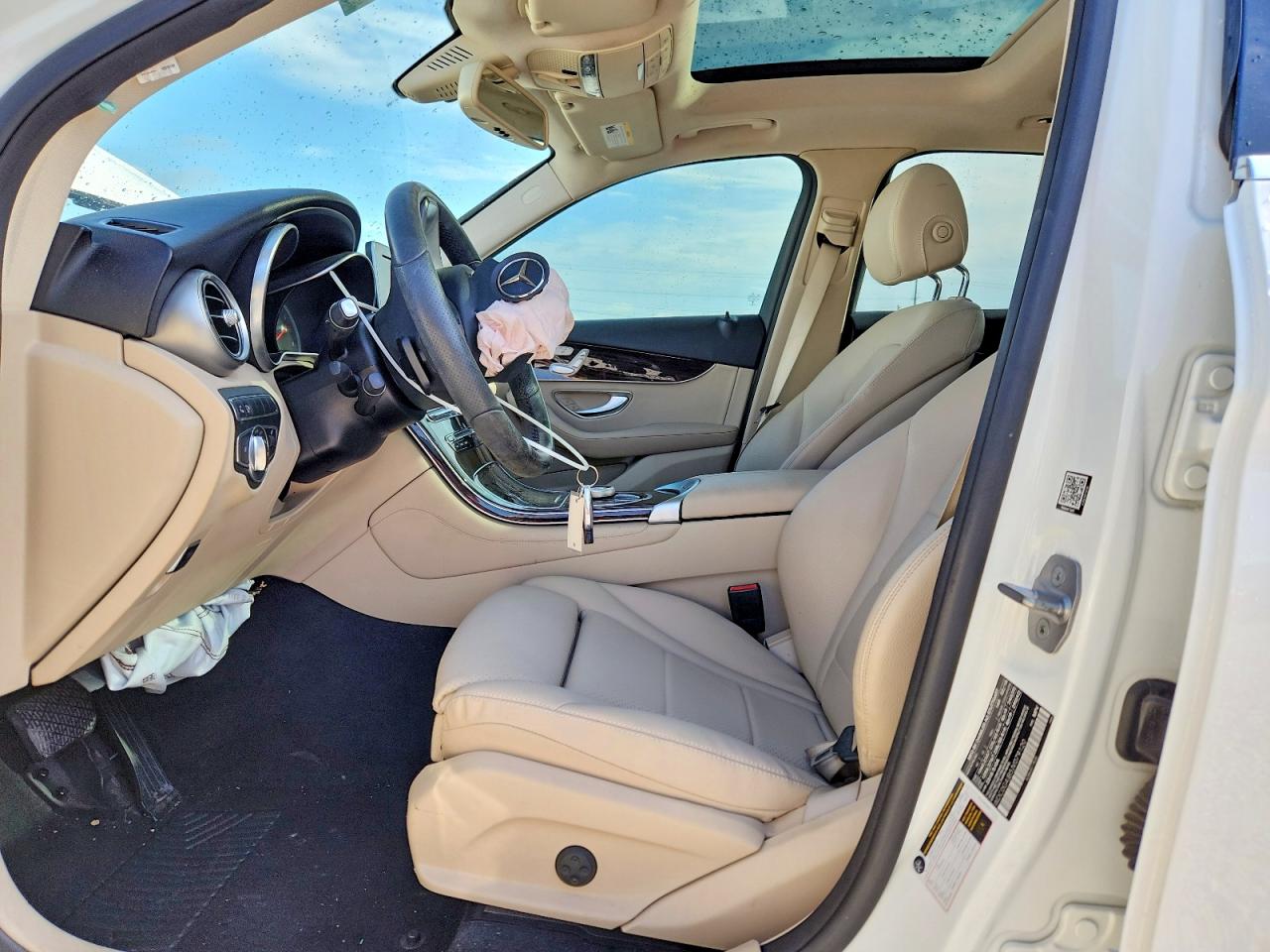 2018 Mercedes-benz Glc 300 White vin: WDC0G4JB5JV079120