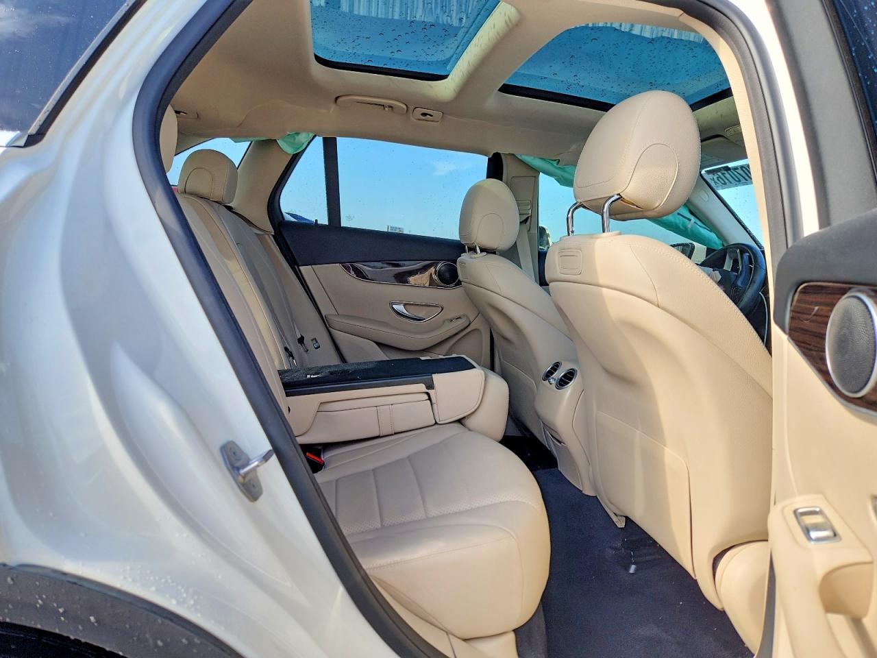 2018 Mercedes-benz Glc 300 White vin: WDC0G4JB5JV079120