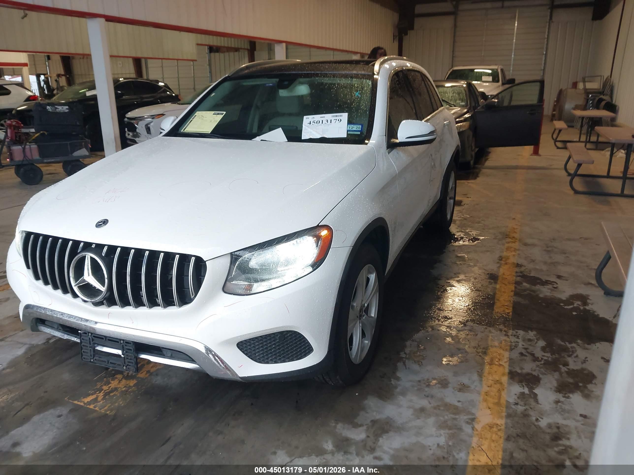 2017 Mercedes-benz Glc 300   White vin: WDC0G4JB6HF279900