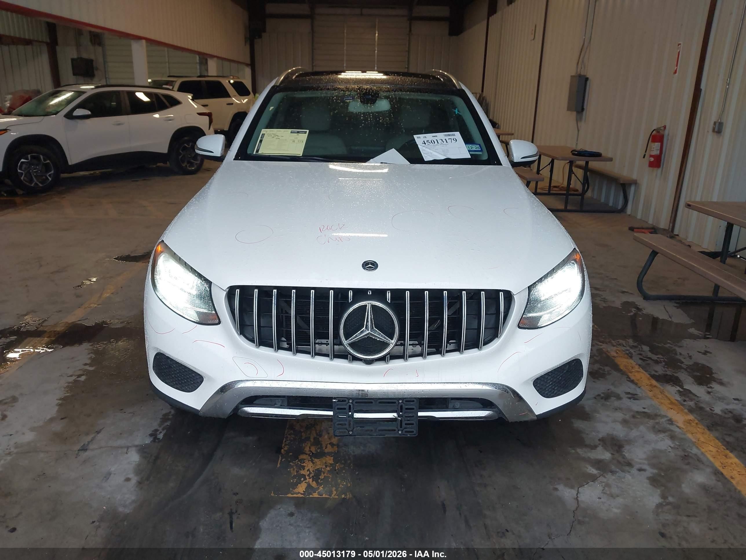 2017 Mercedes-benz Glc 300   White vin: WDC0G4JB6HF279900
