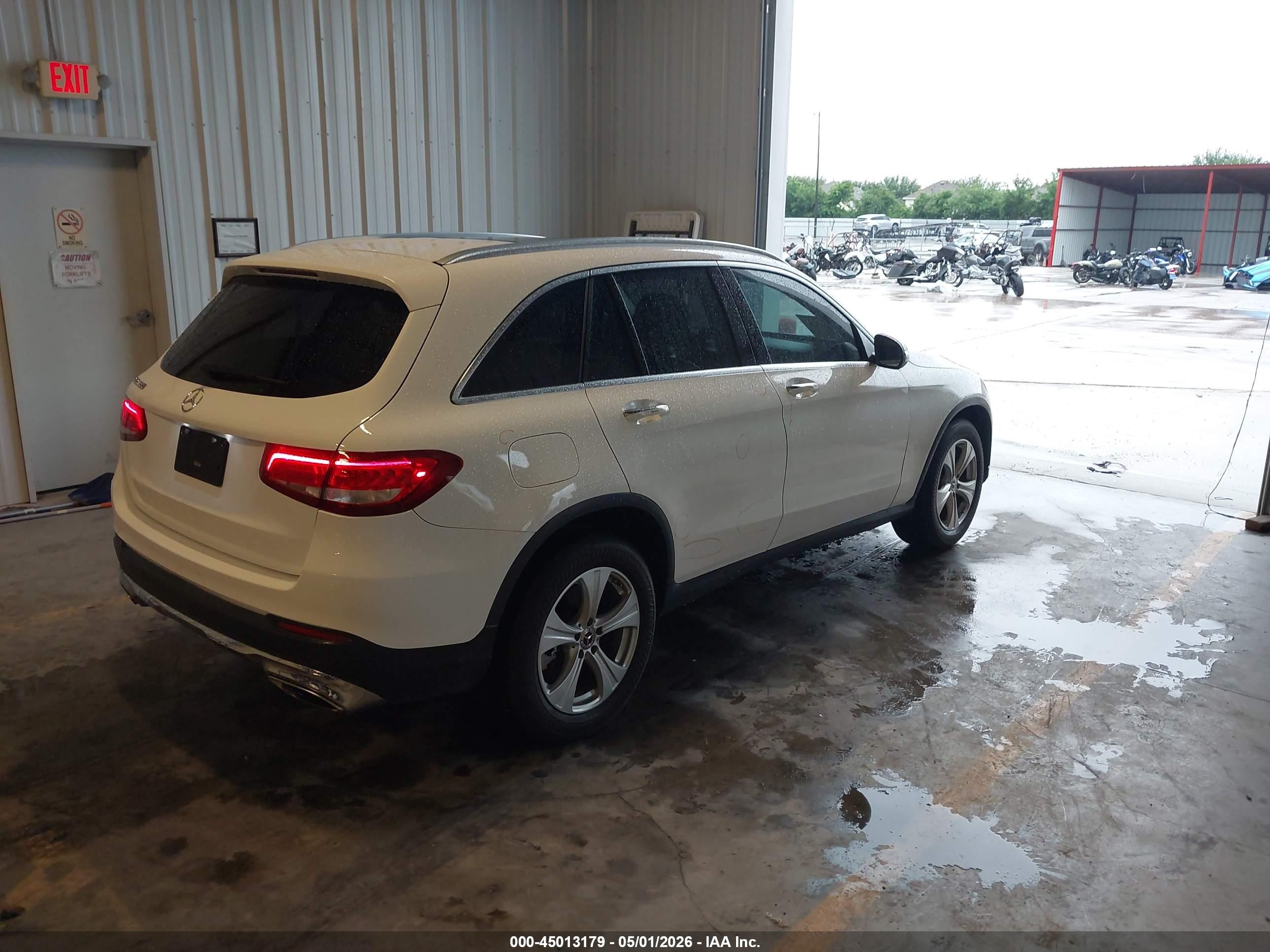 2017 Mercedes-benz Glc 300   White vin: WDC0G4JB6HF279900