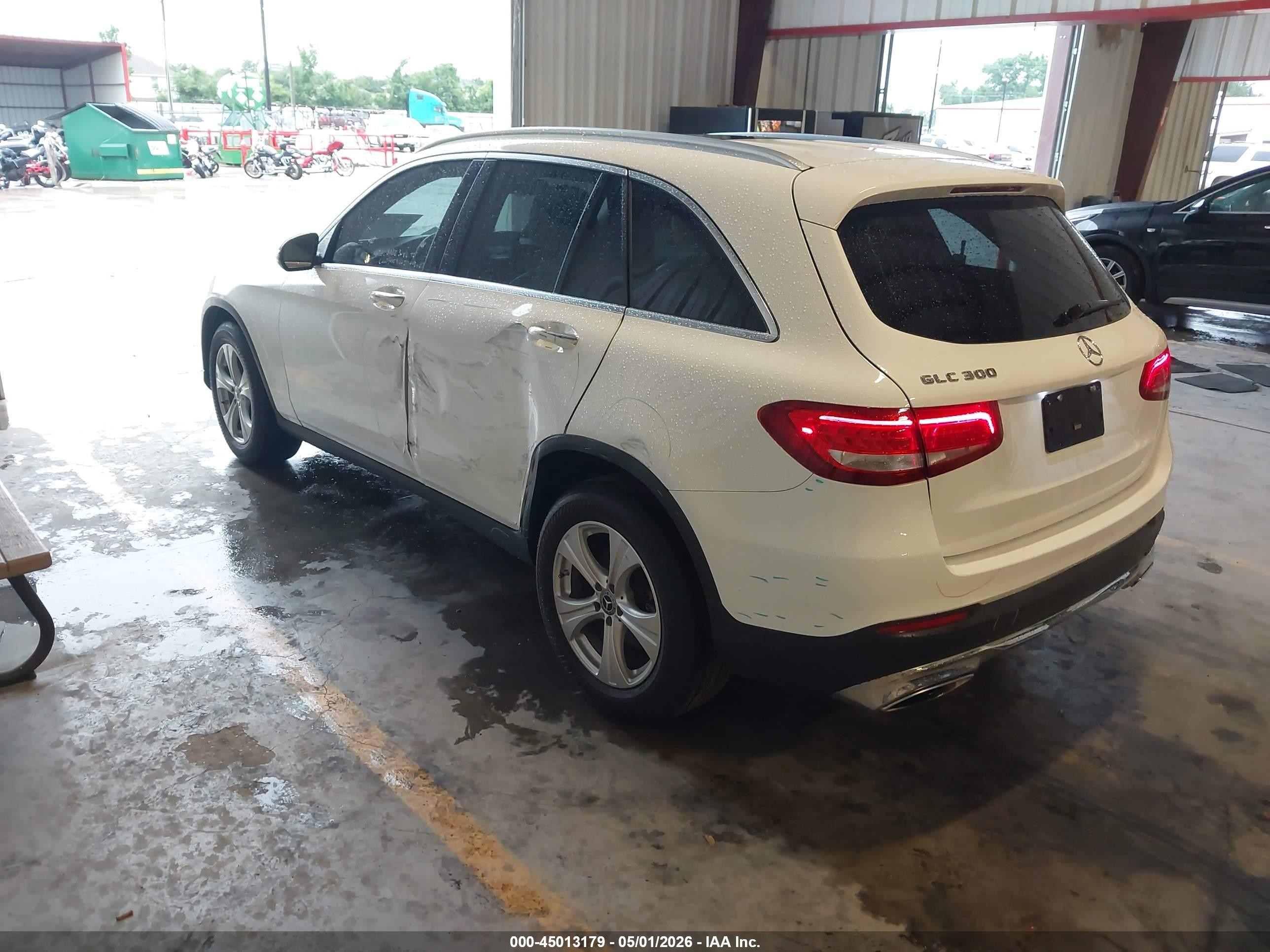 2017 Mercedes-benz Glc 300   White vin: WDC0G4JB6HF279900