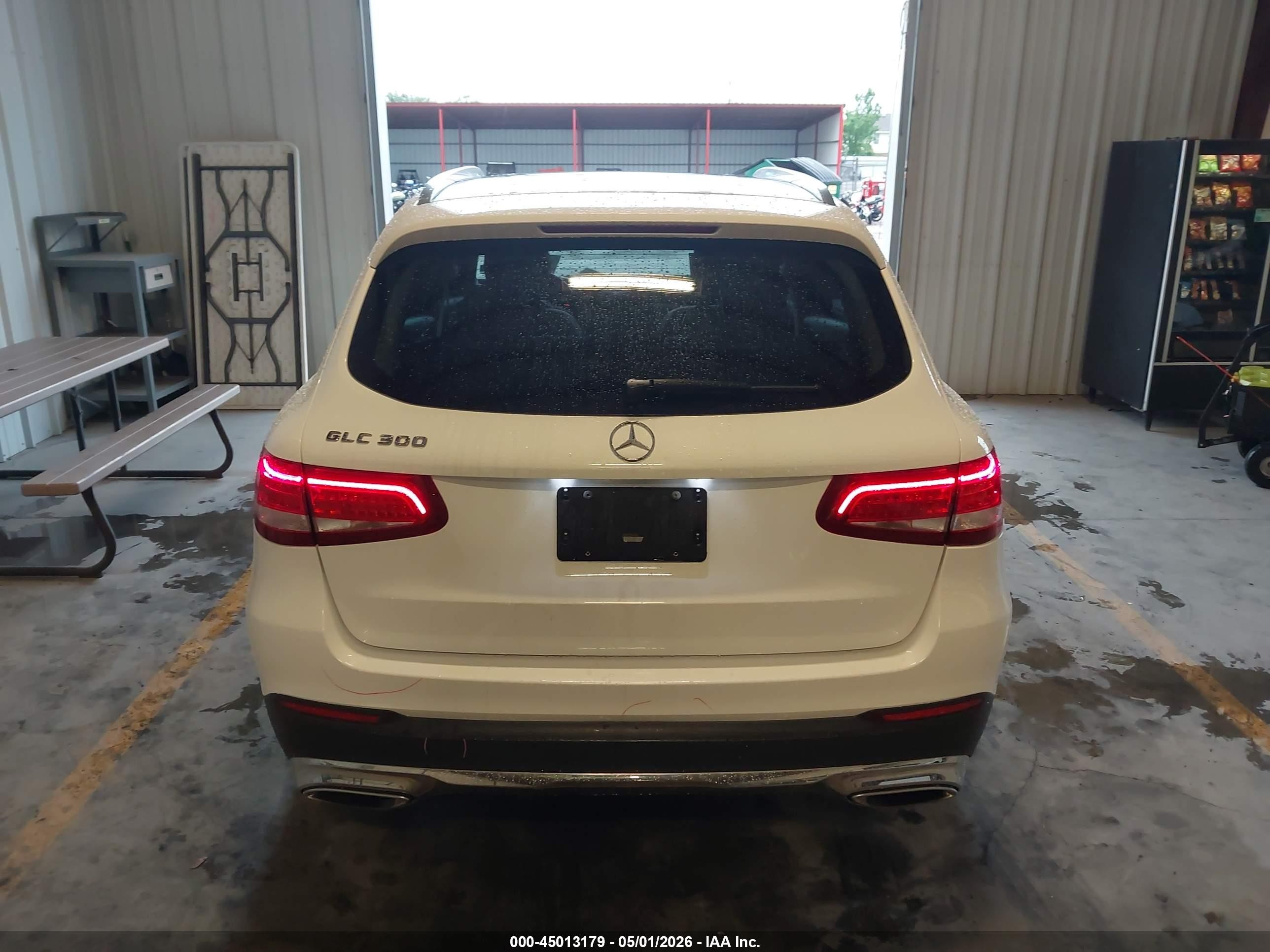 2017 Mercedes-benz Glc 300   White vin: WDC0G4JB6HF279900