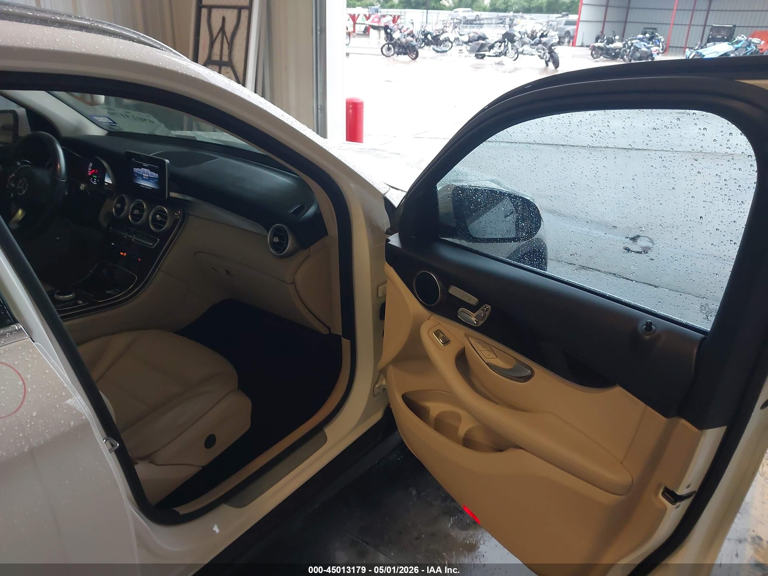 2017 Mercedes-benz Glc 300   White vin: WDC0G4JB6HF279900