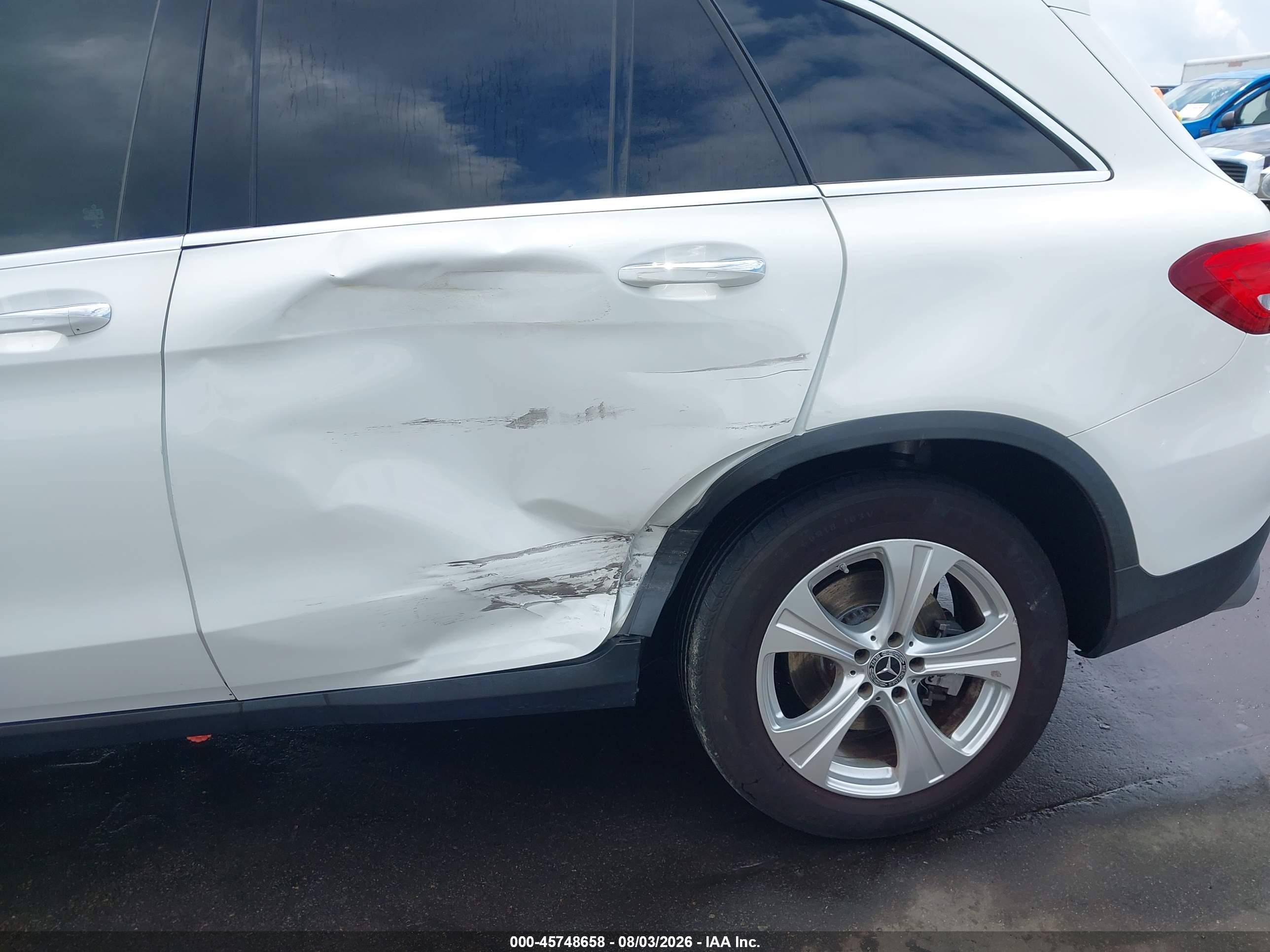 2018 Mercedes-benz Glc 300 White vin: WDC0G4JB7JV079474