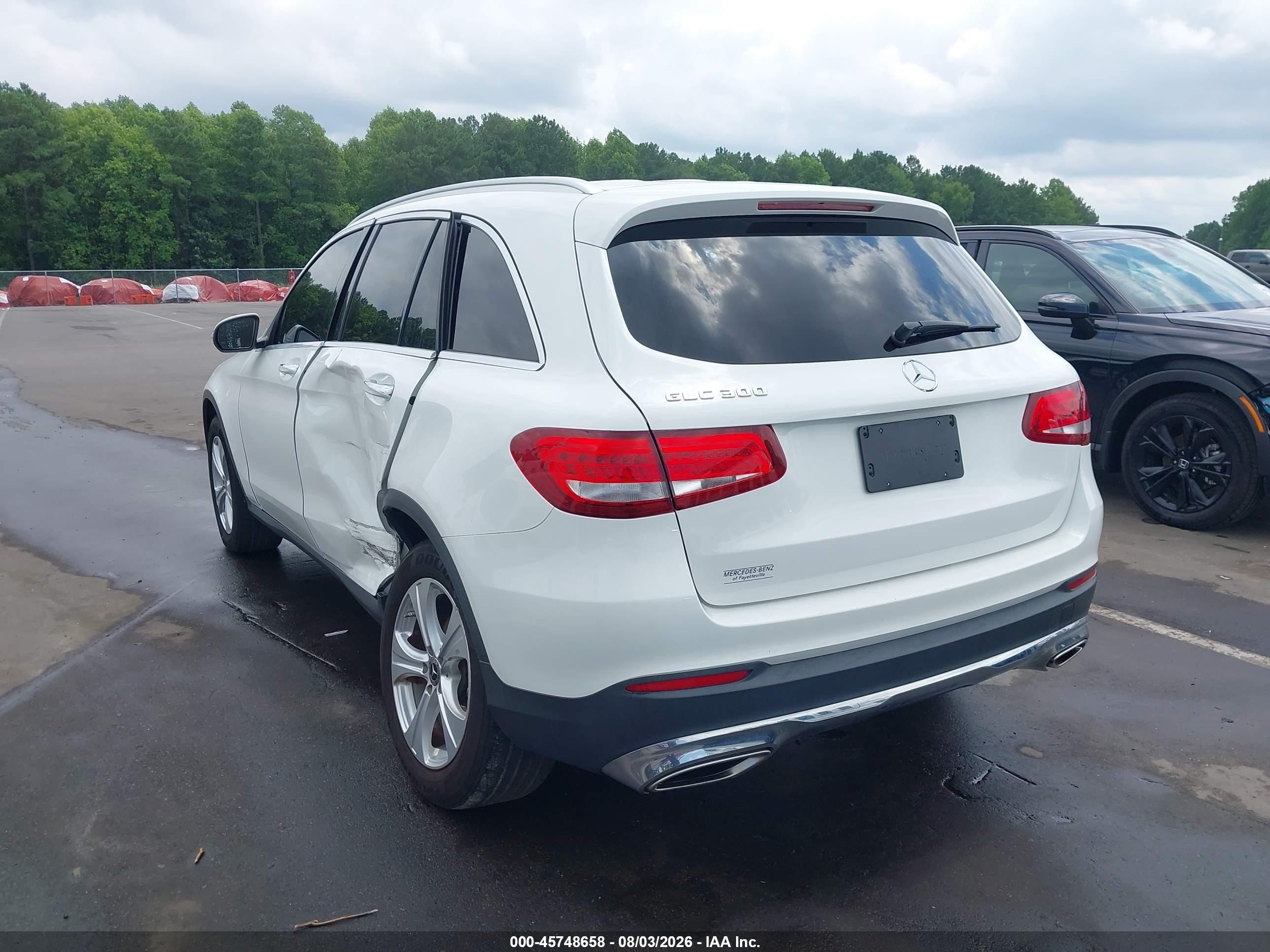 2018 Mercedes-benz Glc 300 White vin: WDC0G4JB7JV079474