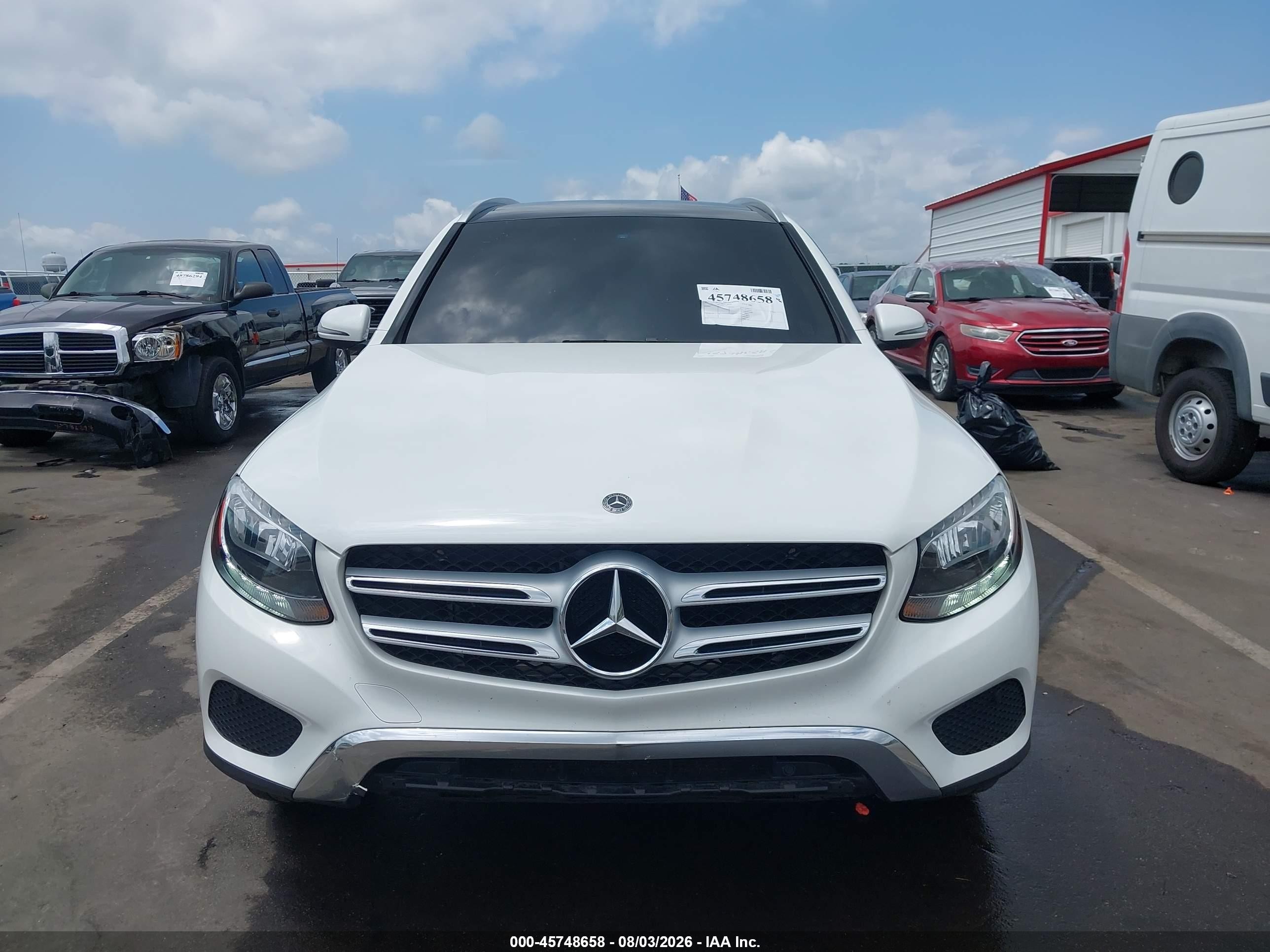 2018 Mercedes-benz Glc 300 White vin: WDC0G4JB7JV079474