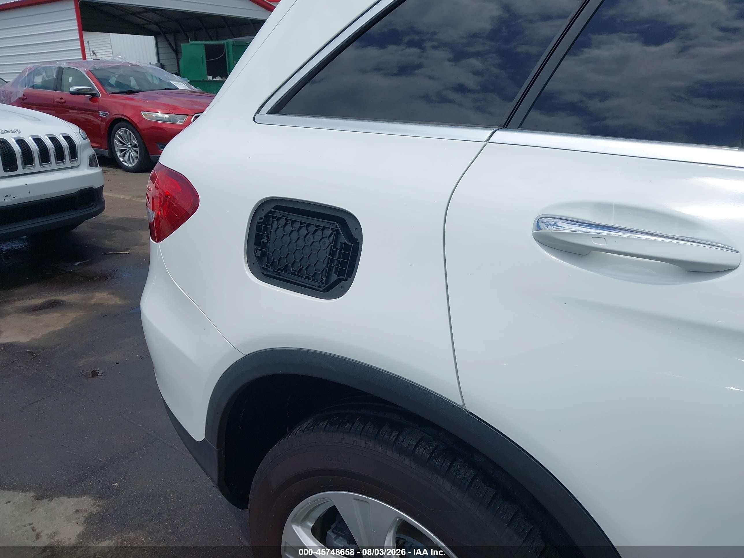 2018 Mercedes-benz Glc 300 White vin: WDC0G4JB7JV079474