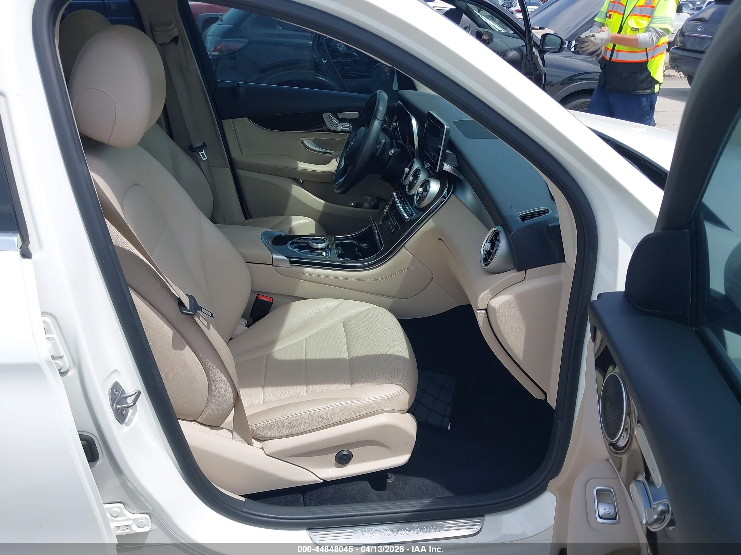 2017 Mercedes-benz Glc 300 White vin: WDC0G4JB8HF166563
